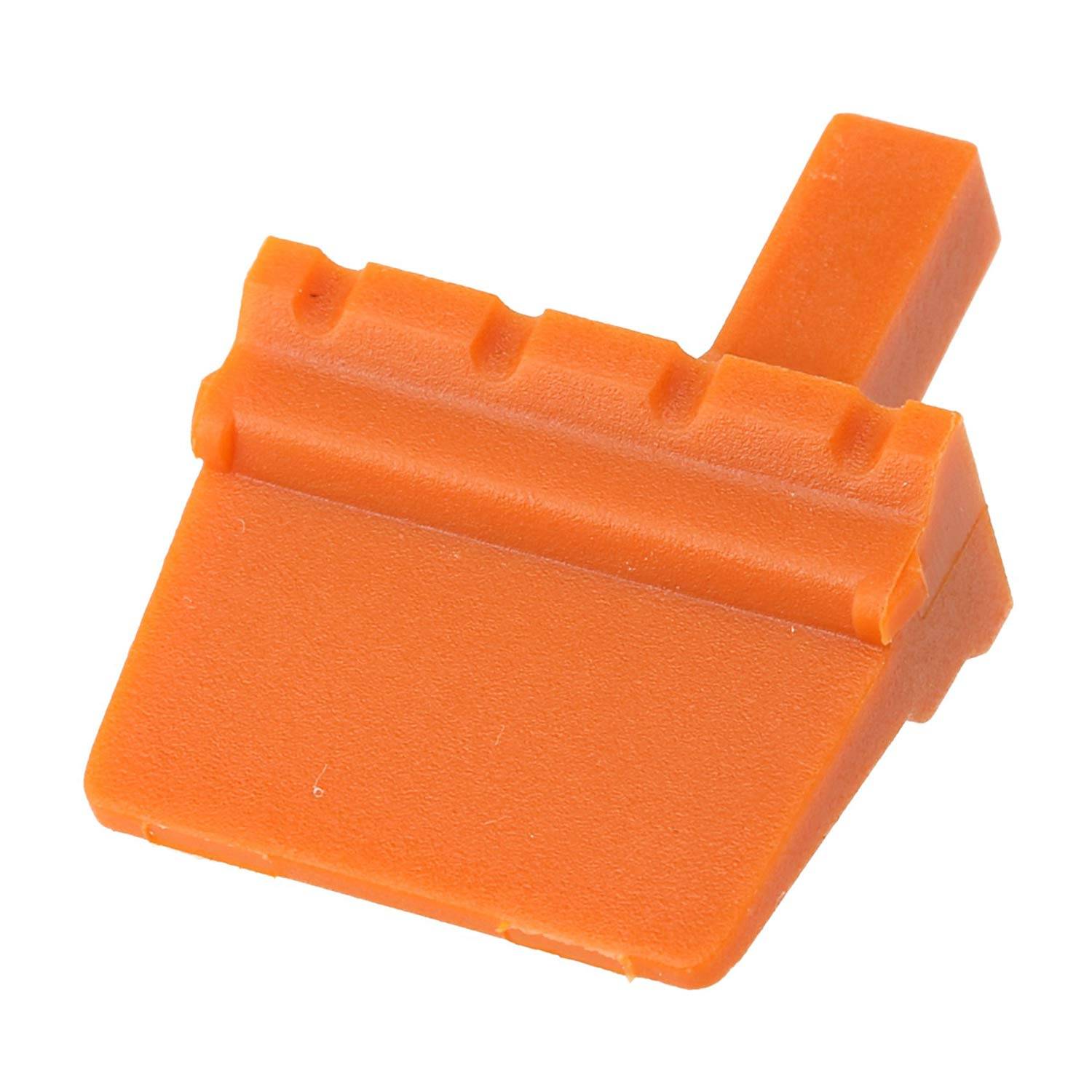 Ein orangefarbener, dreieckiger Plastikschaber mit einer flachen Kante und einem gerippten Griff, der häufig zum Reinigen von Oberflächen oder zum Entfernen von Flecken verwendet wird.