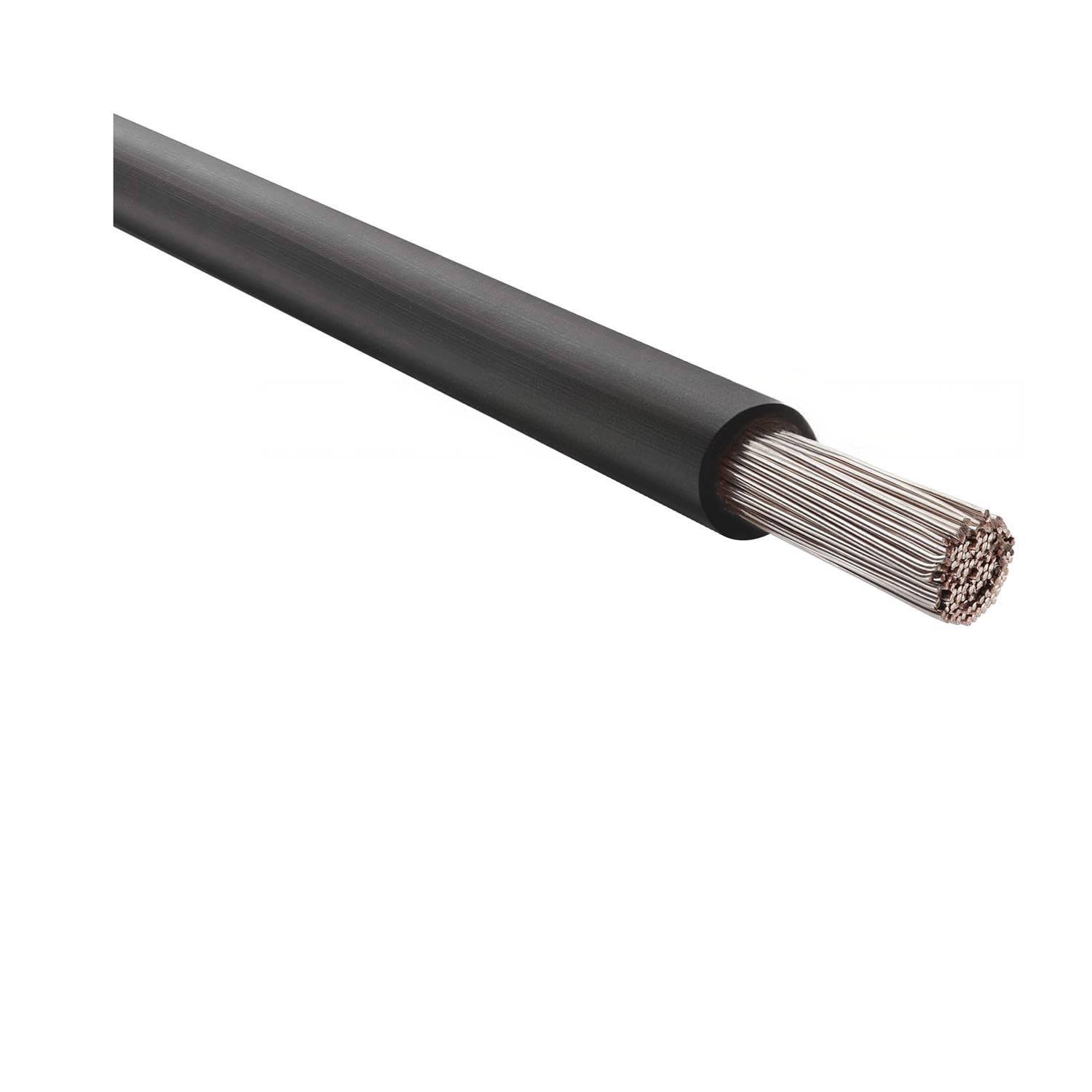 Ein Querschnitt eines schwarzen elektrischen Kabels, der mehrere silberfarbene Drähte im Inneren zeigt.