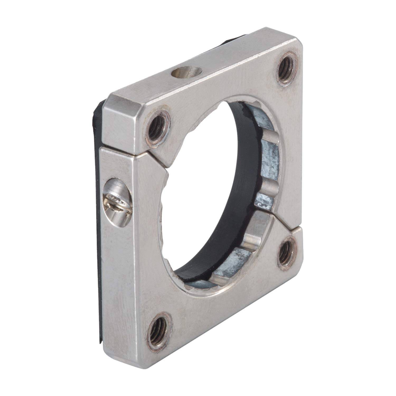 Eine quadratische, metallische Kabeldurchführungsdichtung mit vier Befestigungslöchern und einer zentralen, gummierten Öffnung für Kabel.