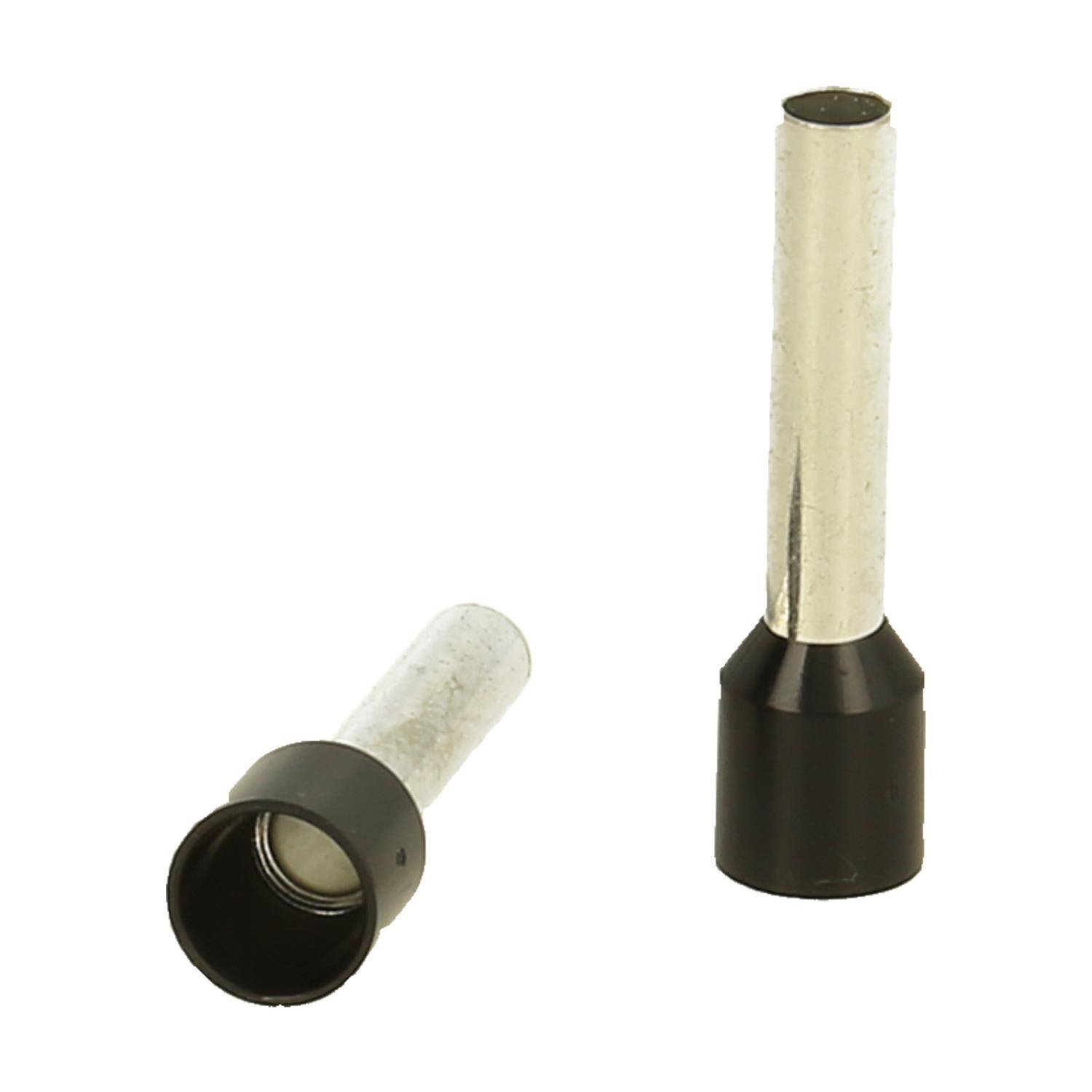 Zwei Ferrule aus Metall und schwarzem Kunststoff, eine steht aufrecht und die andere liegt, werden zum Verbinden von elektrischen Leitungen verwendet.
