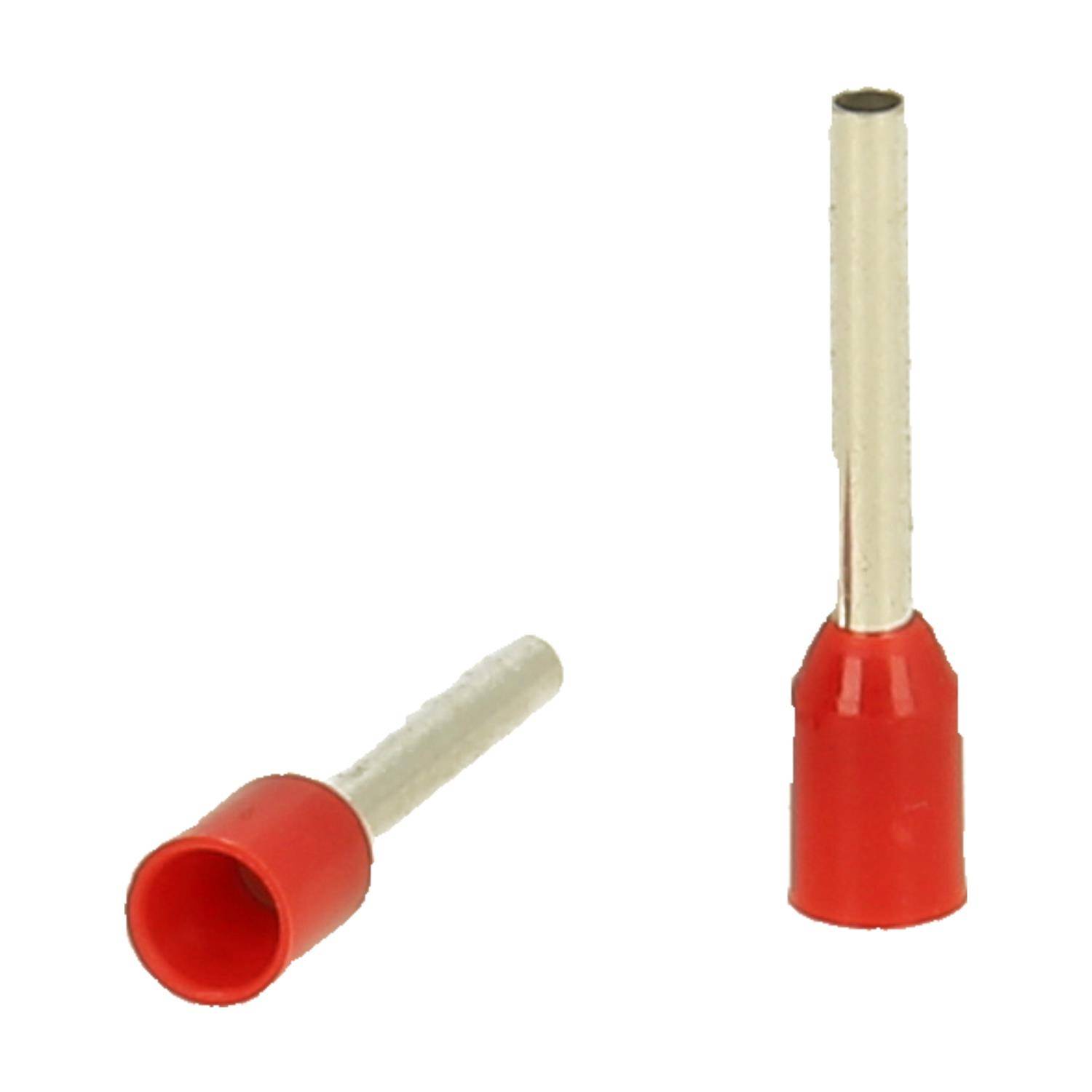 Rote isolierte Aderendhülsen mit Metalltips, eine aufrecht stehend und eine auf der Seite liegend, zur Kabelendbearbeitung verwendet.