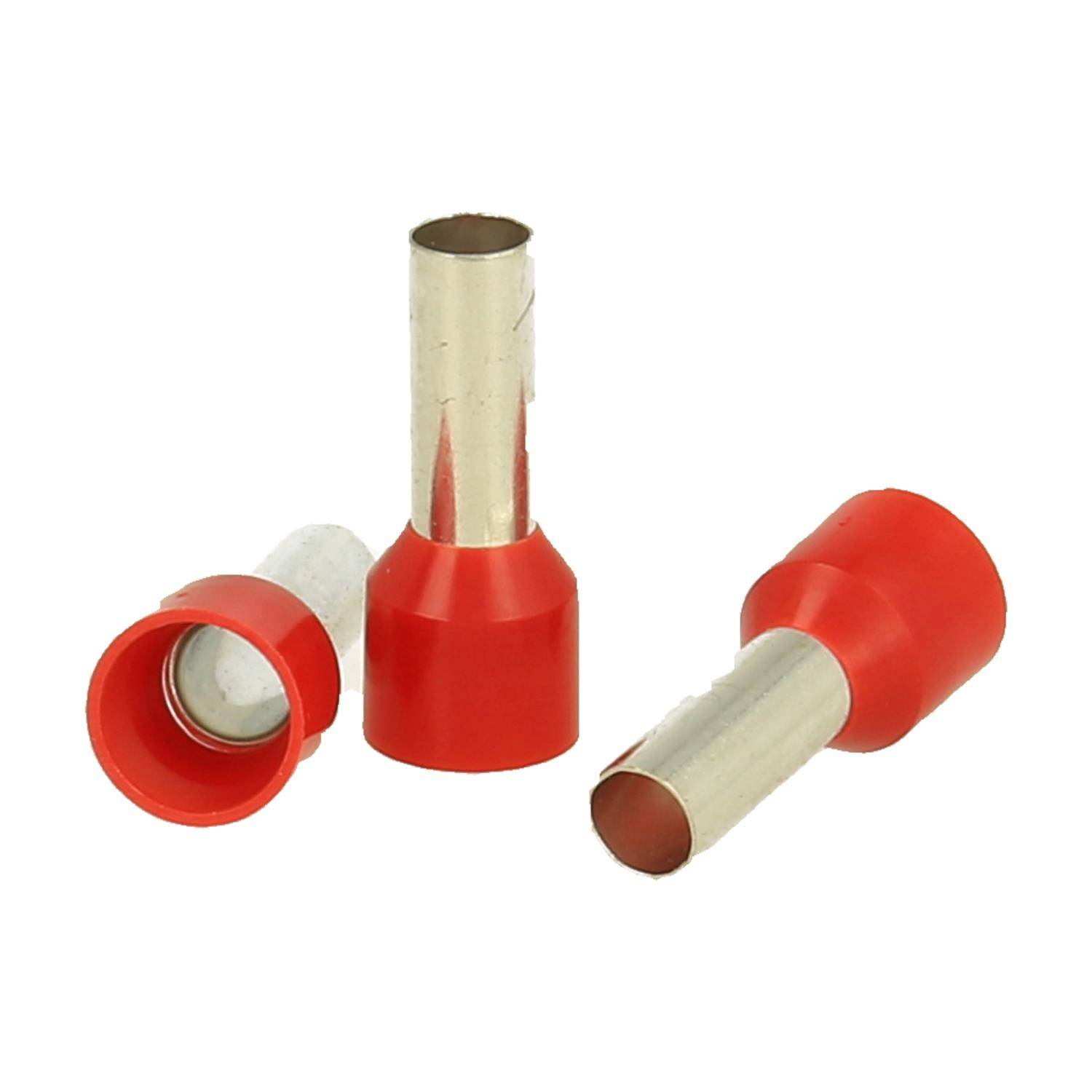 Drei rote isolierte Ferrule, zylindrische Metallverbinder, die zum Abschließen von elektrischen Leitungen verwendet werden.