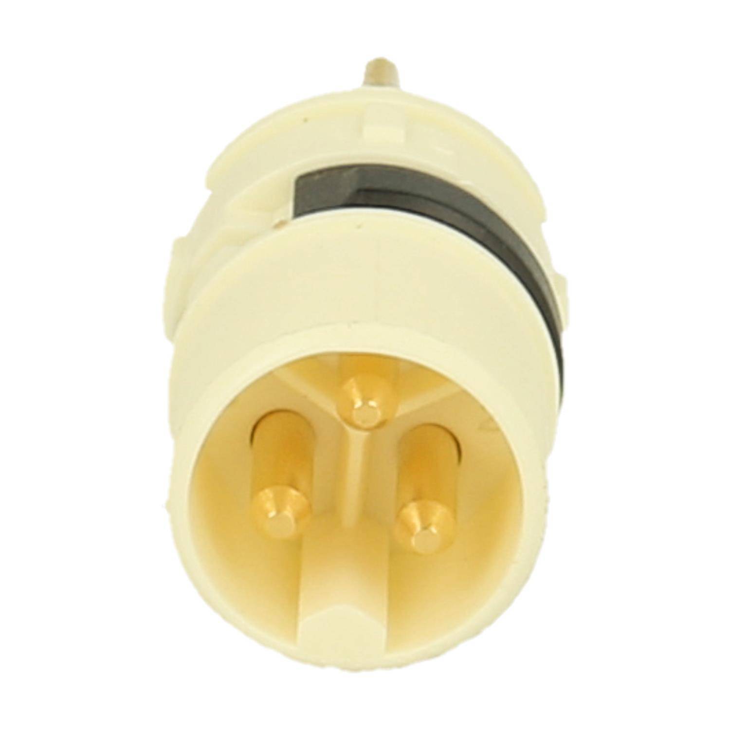 Ein dreizackiger elfenbeinfarbener Elektrostecker, von vorne betrachtet, mit runden Stiften und kreisförmiger Steckdosenanordnung.