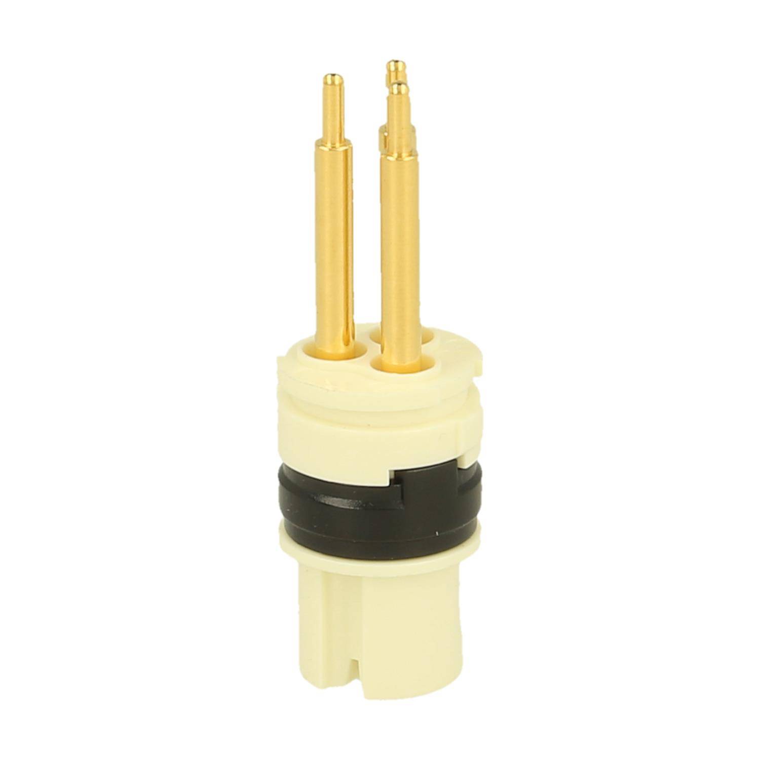 Ein zylindrischer elektronischer Stecker mit zwei Goldstiften und einem weißen Gehäuse, der für elektrische Verbindungen in verschiedenen Geräten verwendet wird.