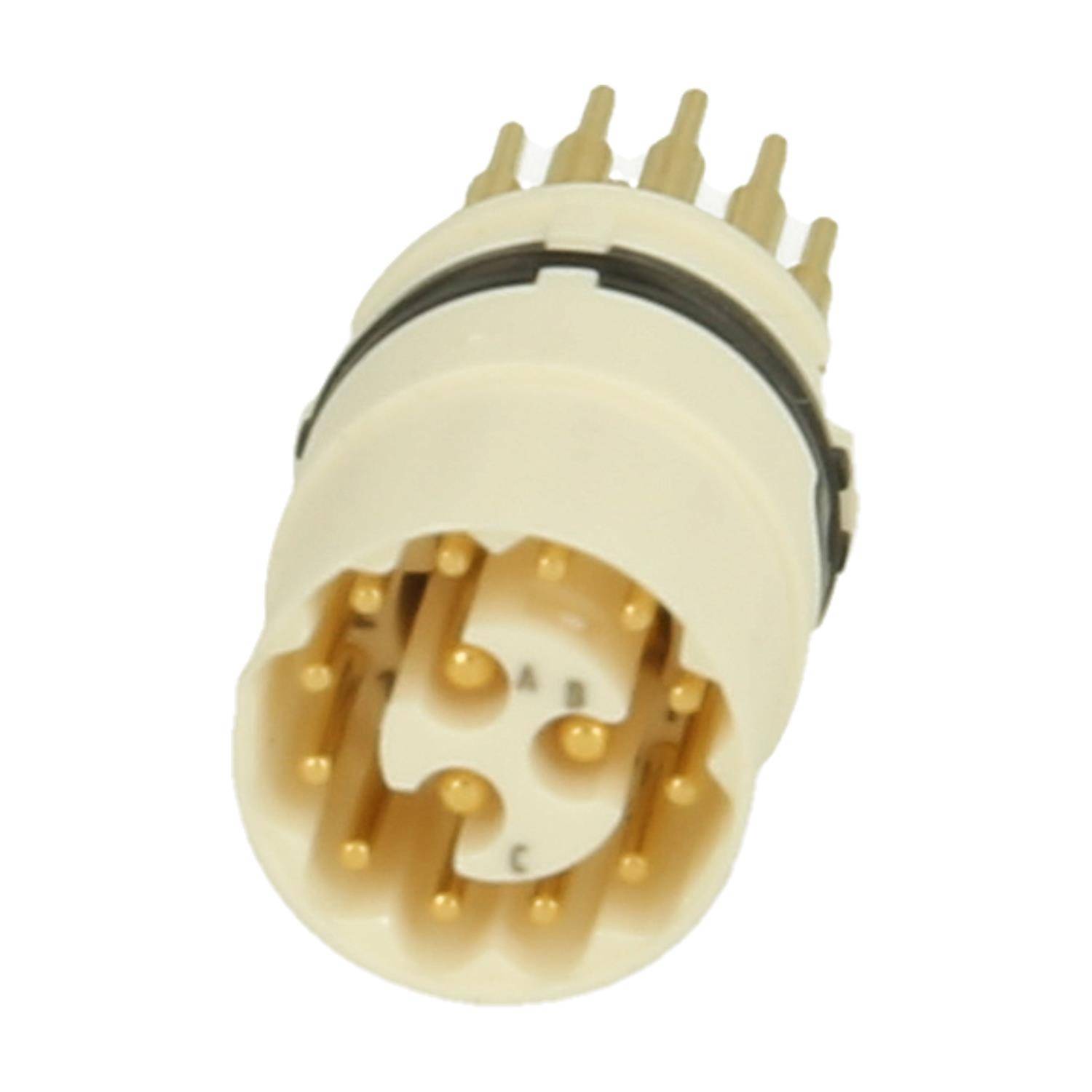Ein runder, cremefarbener elektrischer Stecker mit neun goldenen Stiften, die kreisförmig angeordnet sind, mit den Beschriftungen 'A', 'B' und 'C'.
