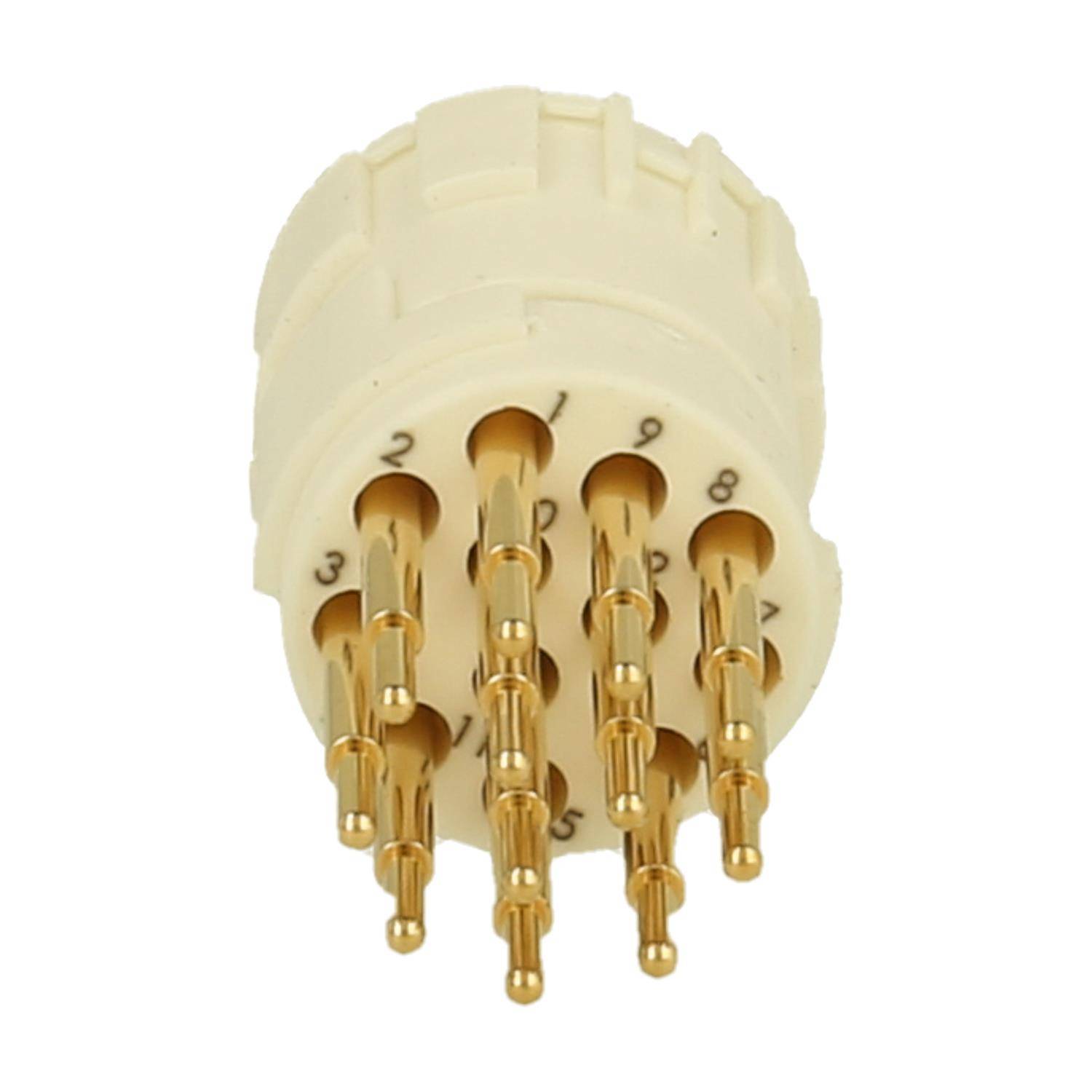 Ein cremefarbener elektronischer Stecker mit mehreren Goldstiften, die in einem kreisförmigen Muster angeordnet sind, auf der Basis von 1 bis 11 nummeriert.