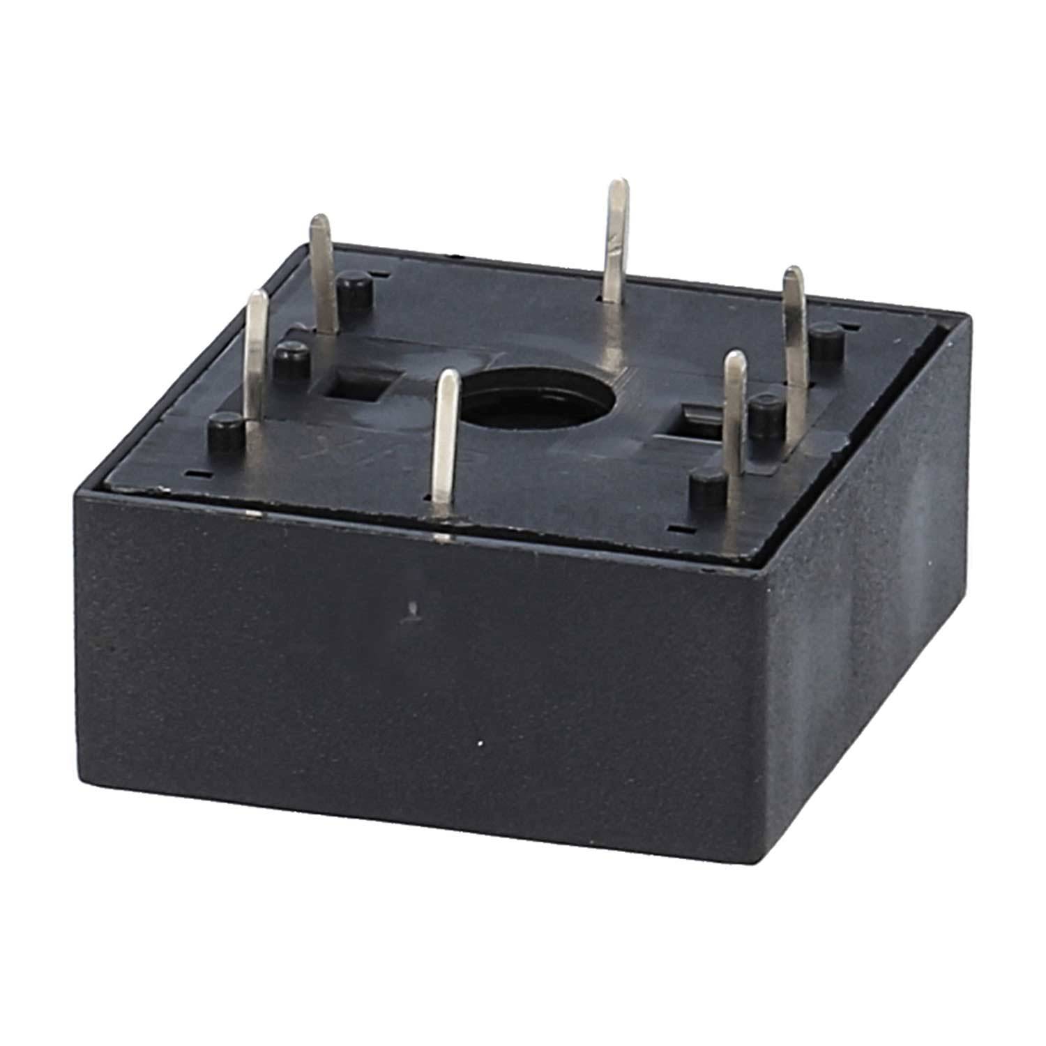 Ein schwarzer quadratischer elektronischer Baustein mit mehreren Metallstiften, die von oben herausragen, höchstwahrscheinlich ein Relais oder ein ähnliches Bauelement.