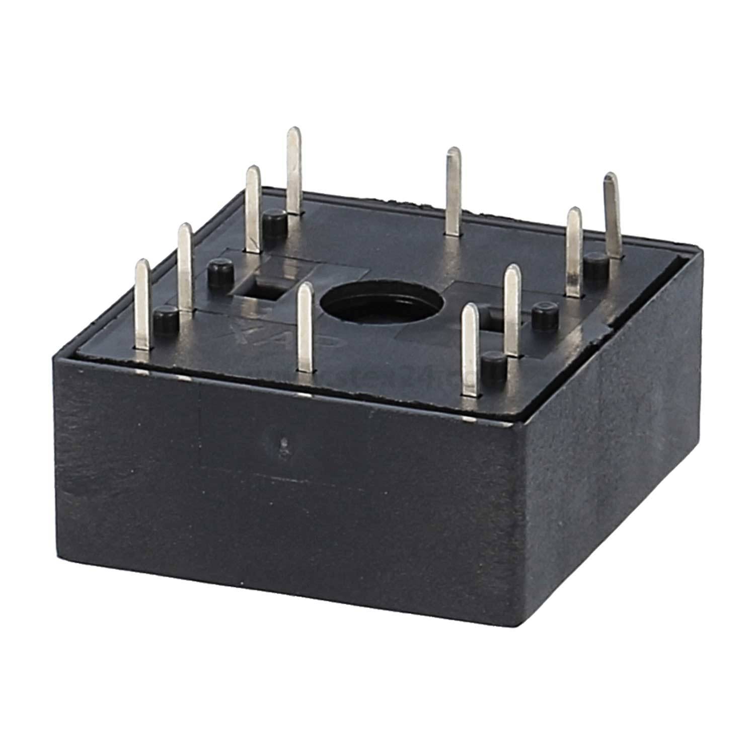 Eine schwarze, quadratische elektronische Buchse mit acht Metallstiften.