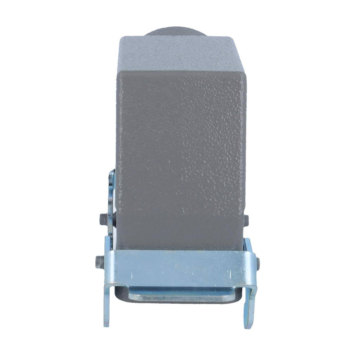 Ein grauer Metallblock, der auf einem Sockel montiert ist und von vorne betrachtet wird, mit einem einfachen, industriellen Design und einer strukturierten Oberfläche.