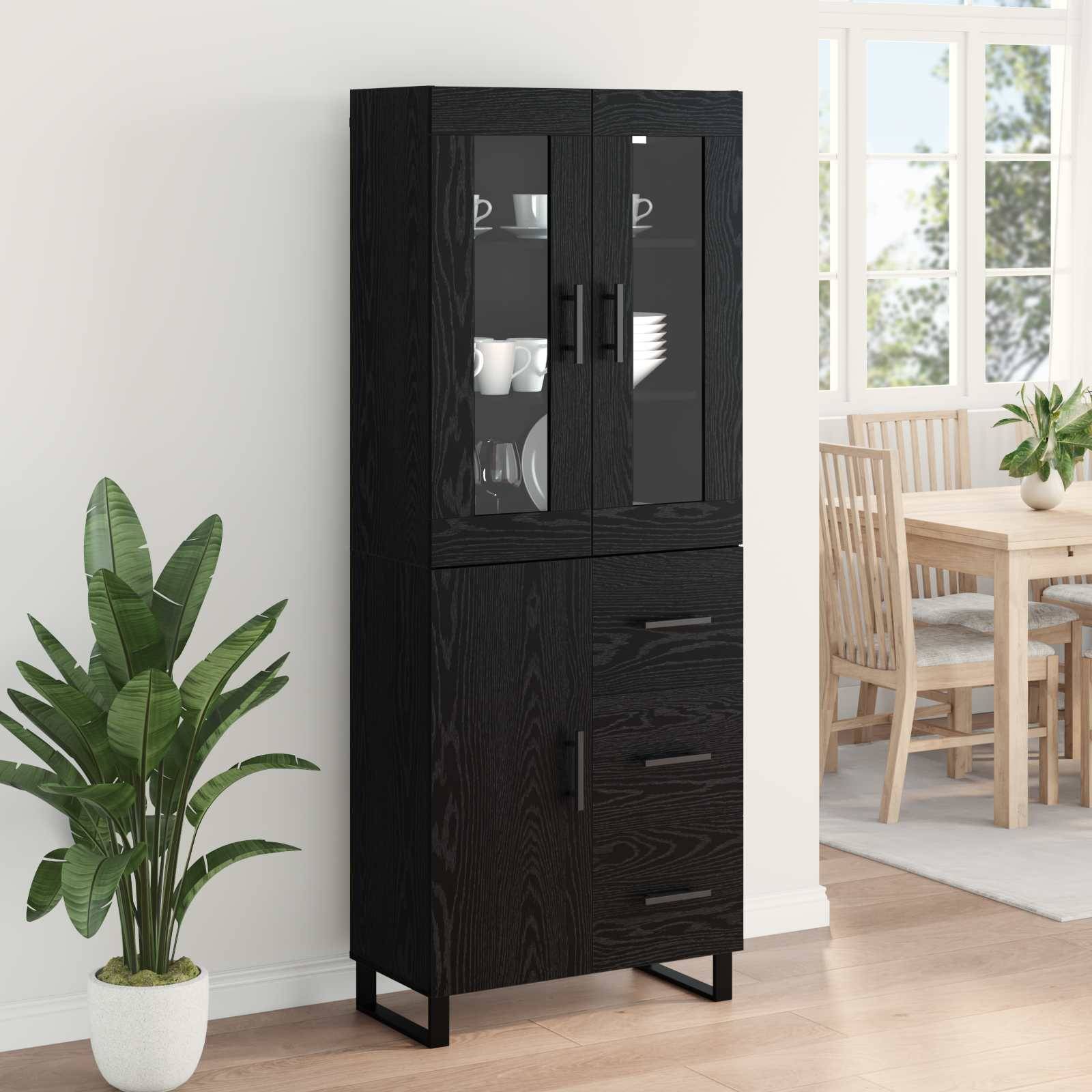 Ein schwarzer Holzschrank mit Glastüren, der Geschirr ausstellt, steht in einem Essbereich in der Nähe eines Tisches, von Stühlen und einer Pflanze an einem Fenster.
