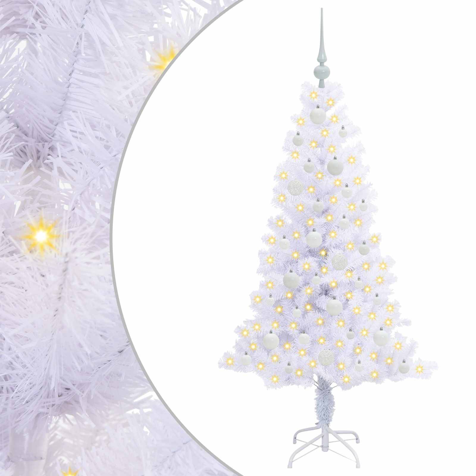 Ein weißer Weihnachtsbaum mit gelben Lichtern und runden Kugeln auf einem Ständer vor einem weißen Hintergrund. Nahaufnahme eines Astes auf der linken Seite.