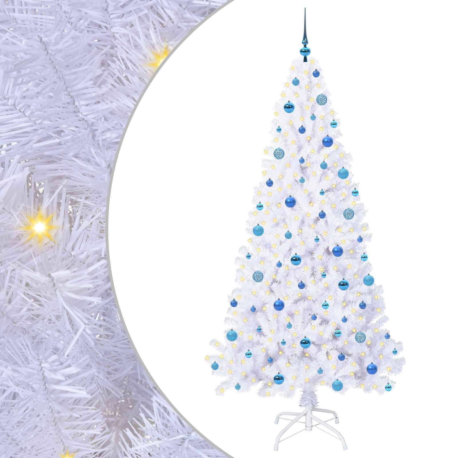 Ein weißer künstlicher Weihnachtsbaum, geschmückt mit blauen und silbernen Kugeln, steht auf einem weißen Ständer. Der Baum ist hell beleuchtet.