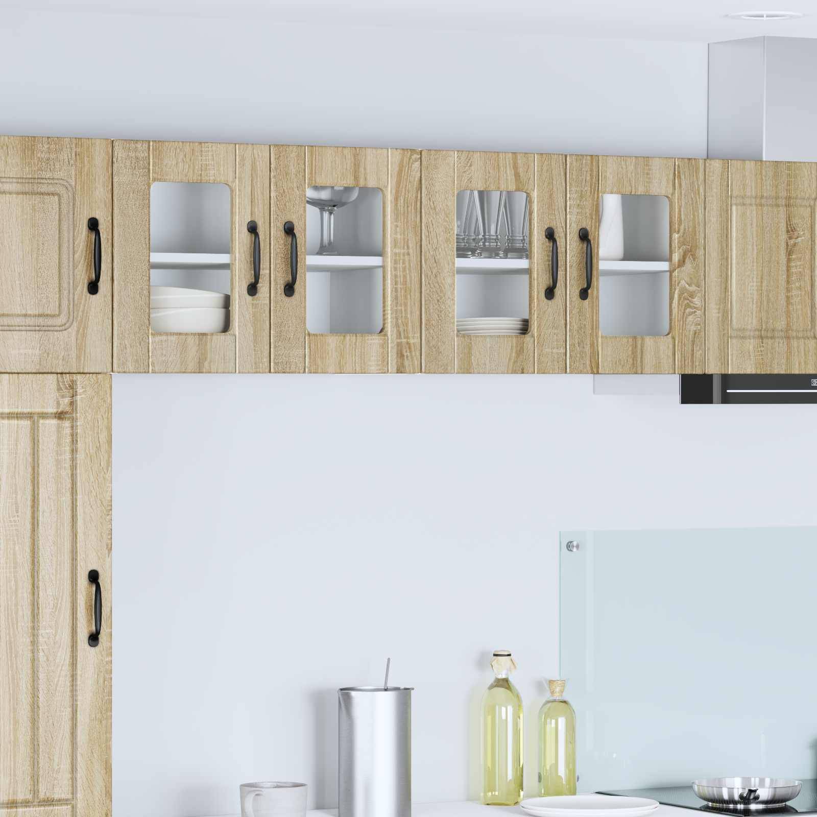 Holzküchenschränke mit Glaspaneelen präsentieren Gläser und Teller. Eine darunter liegende Arbeitsplatte trägt einen Topf, eine Flasche und eine Schüssel in einer minimalistischen Umgebung.