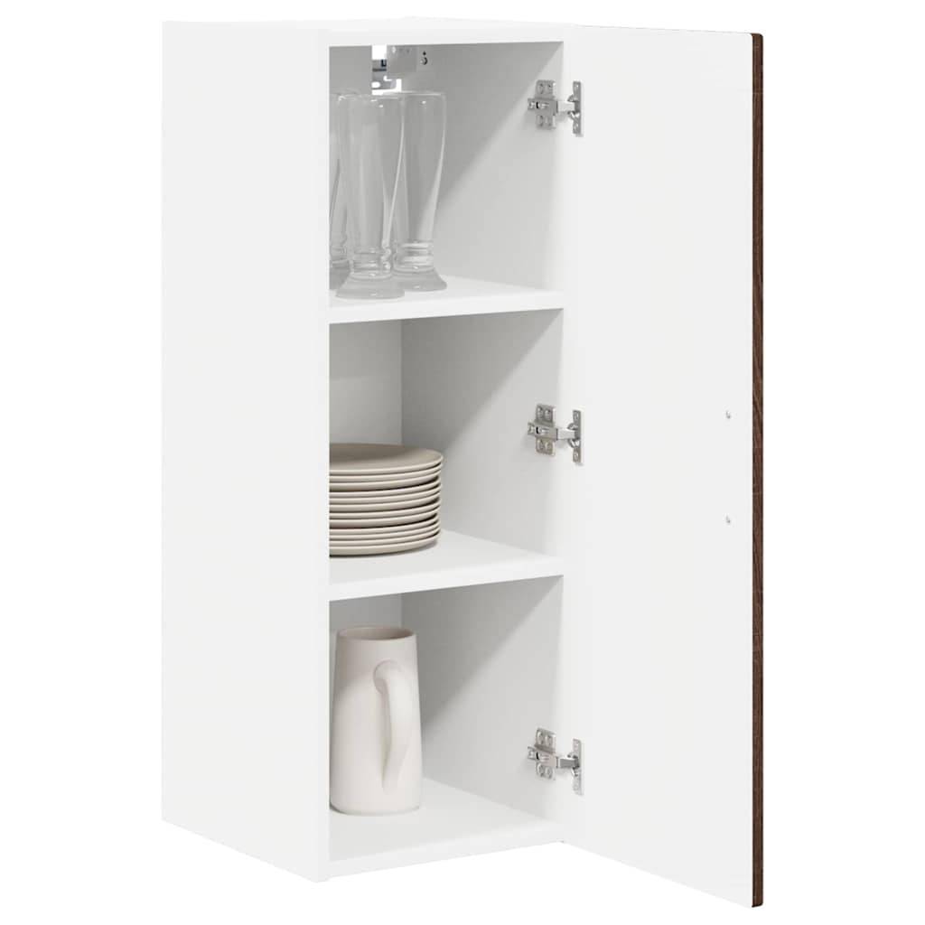 Weißer Eckschrank mit offener Tür, der Gläser im oberen Regal, Teller im mittleren Regal und eine Kanne im untersten Regal zeigt.
