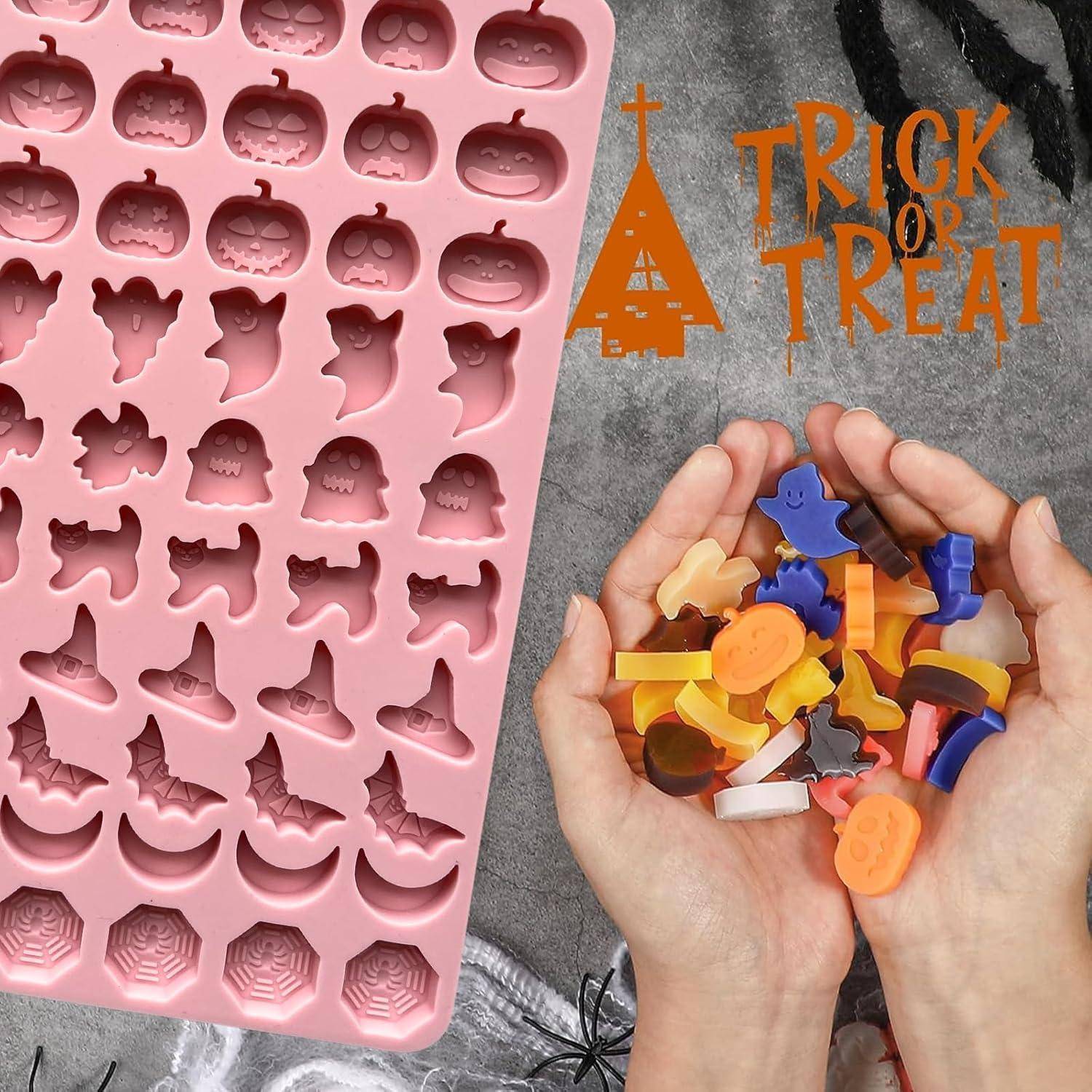 Eine rosafarbene Silikonform mit Halloween-Motiven; Hände, die bunte Süßigkeiten halten, passen zu den Formen der Form. Text zeigt 