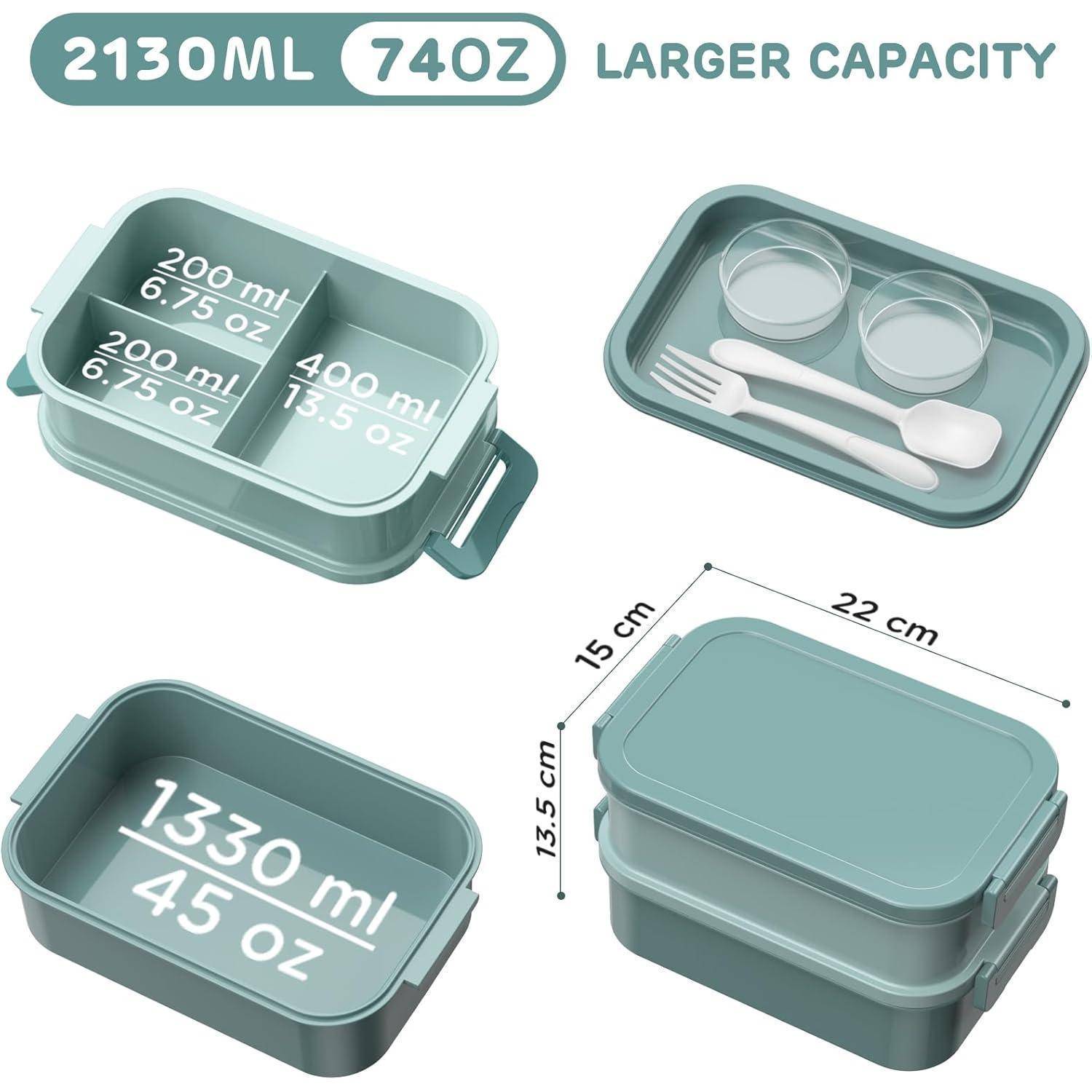 Vierteiliges grünes Lunchbox-Set mit Fächern, beschriftet mit '200 ml (6,7 oz)', '400 ml (13,5 oz)', '1330 ml (45 oz)'. Inklusive Besteck.