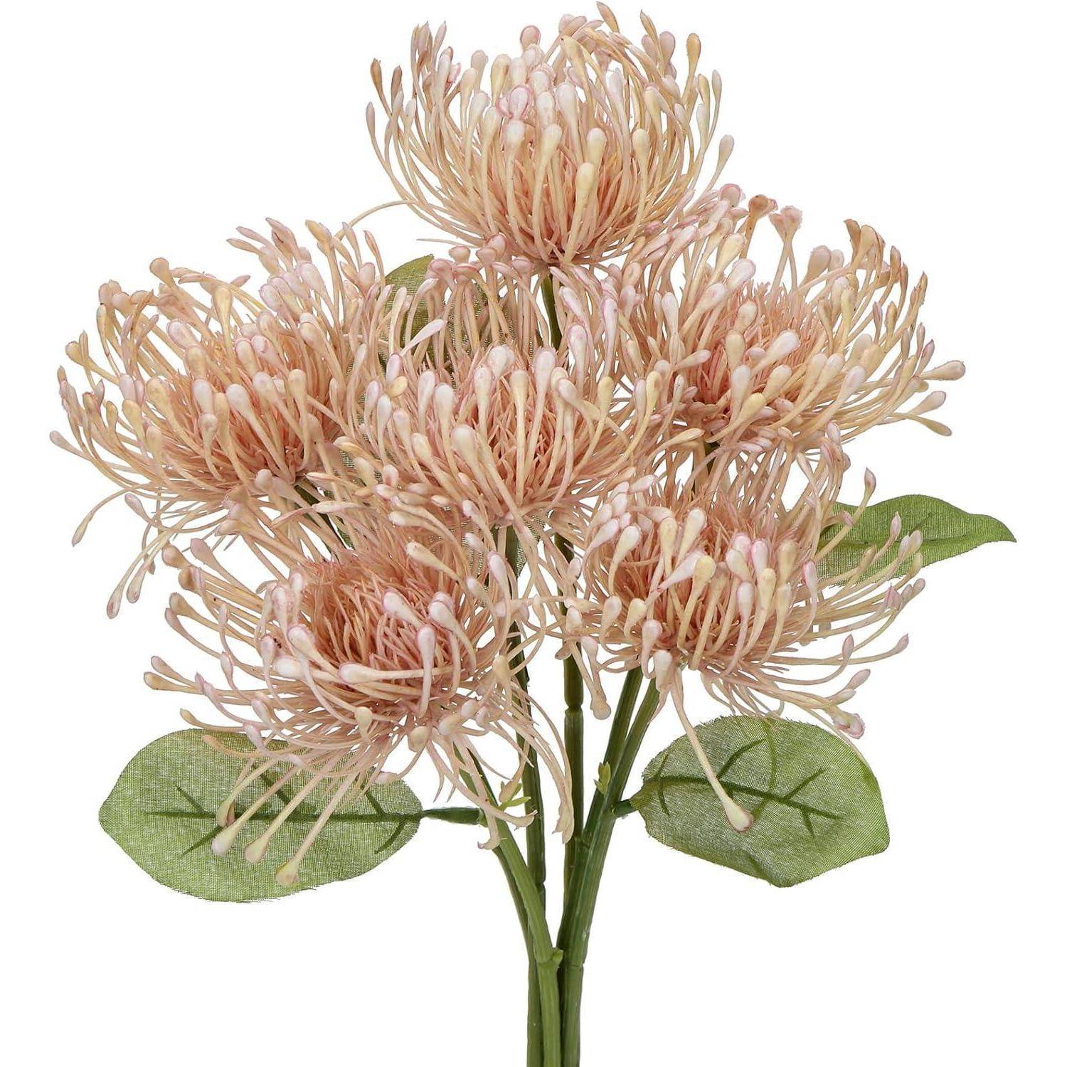 Ein Blumenstrauß aus hellrosa künstlichen Protea-Blüten mit runden, stacheligen Blütenblättern und grünen Blättern, symmetrisch angeordnet.