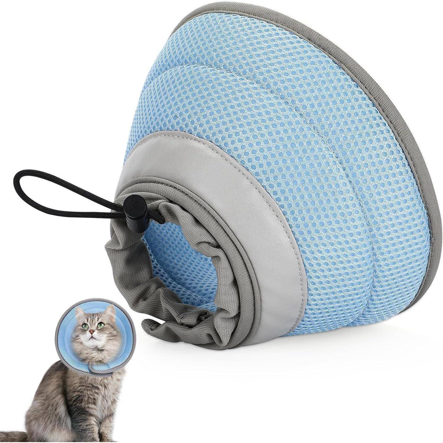Eine graue und weiße Katze, die einen blauen und grauen verstellbaren Tierschutz-Genesungskragen trägt, der sie daran hindert, Wunden zu lecken oder zu kratzen.