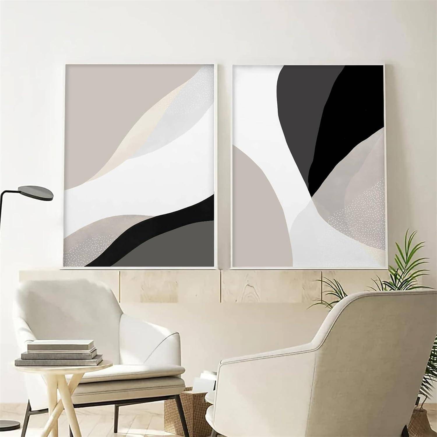An einer Wand montierte abstrakte Kunst in neutralen Tönen über einem modernen Schreibtisch mit einem weißen Stuhl und einer kleinen Pflanze, was eine minimalistische Dekoration schafft.