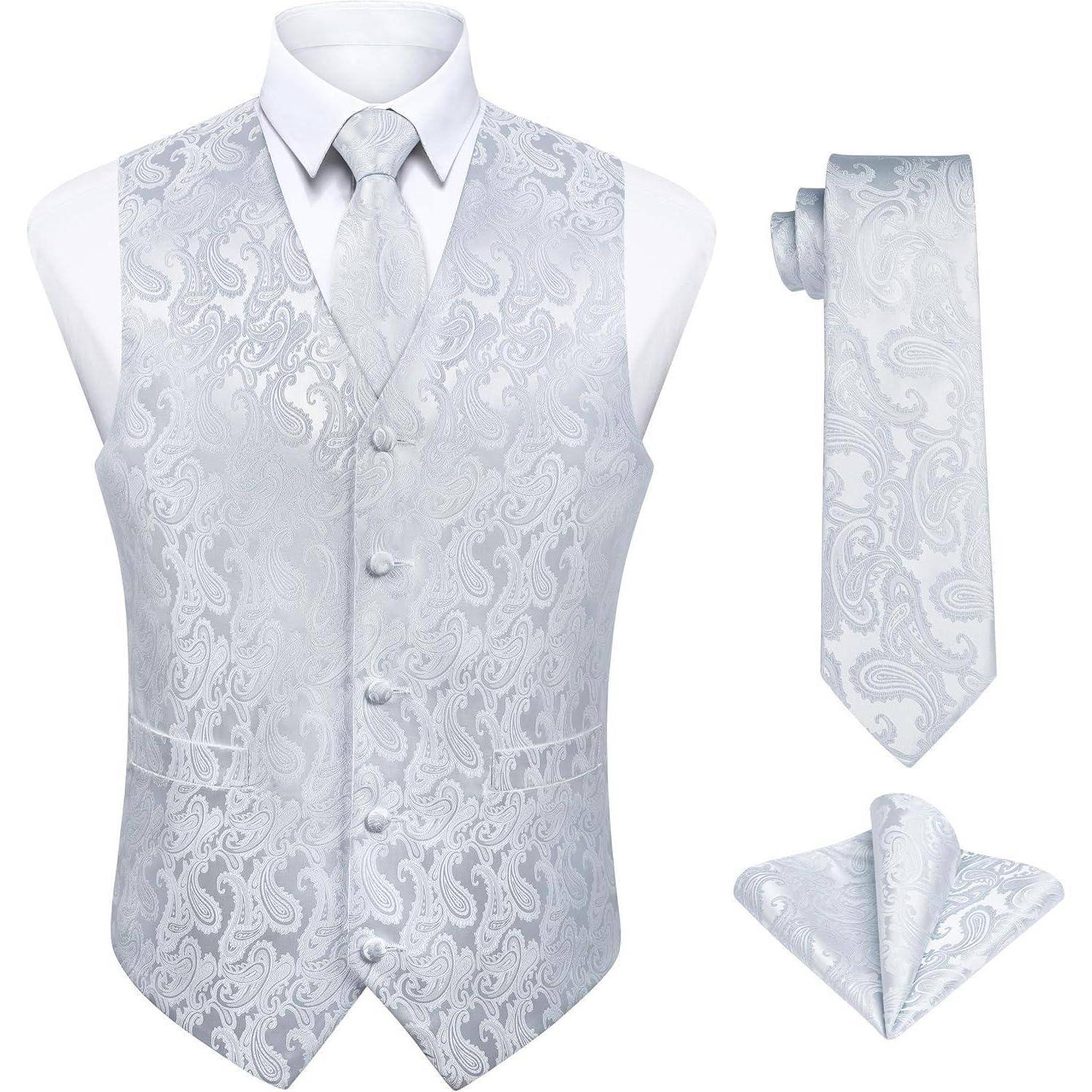 Eine silberne Paisley-Weste mit passender Krawatte und Einstecktuch, ausgestellt auf einer Schaufensterpuppe.