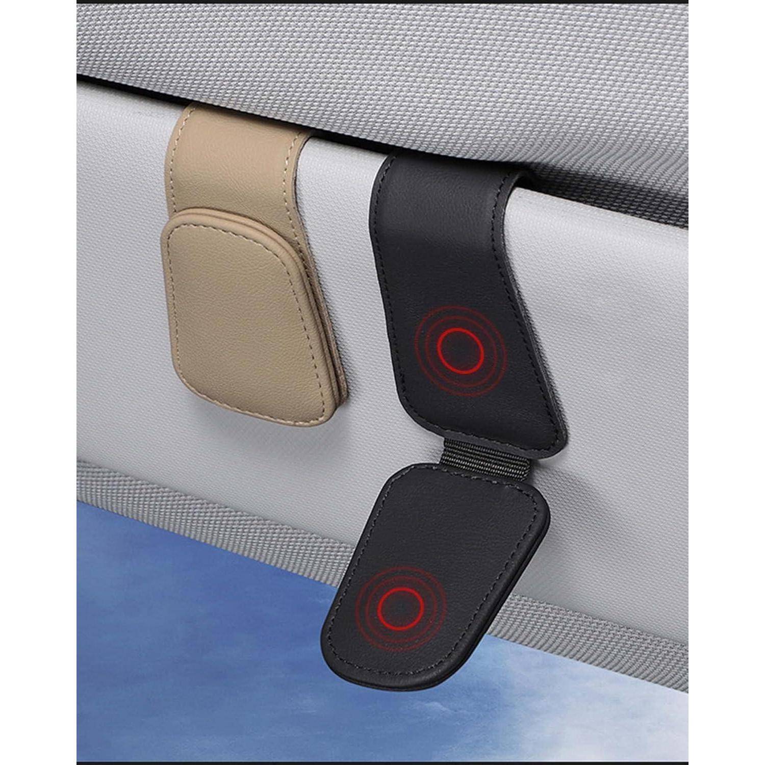 Zwei unterschiedlich gefärbte Ledersitzgurtbezüge, in Beige und Schwarz, sind an einem grauen Autositzgurt befestigt.