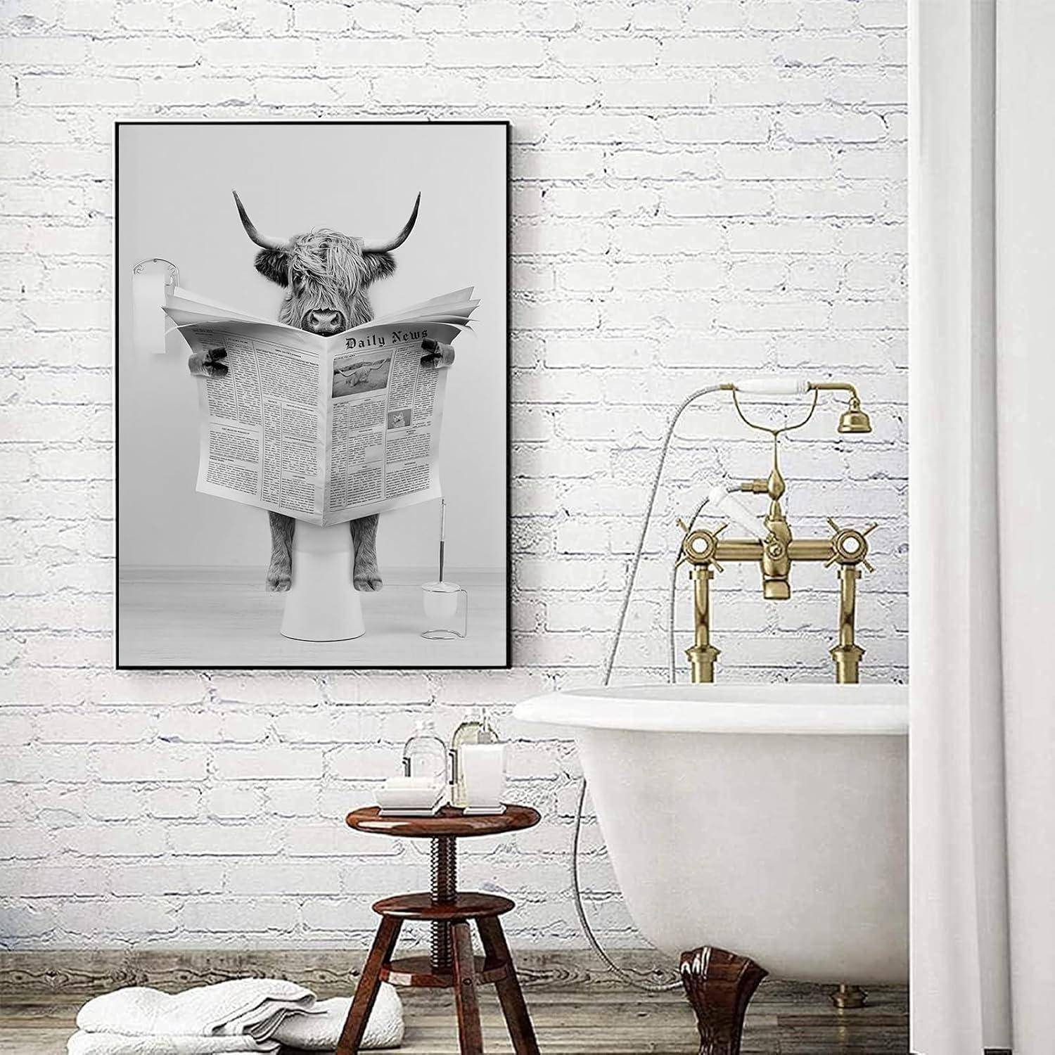 Ein gerahmtes schwarz-weißes Bild einer Kuh, die auf einer Toilette sitzt und eine Zeitung mit dem Titel 