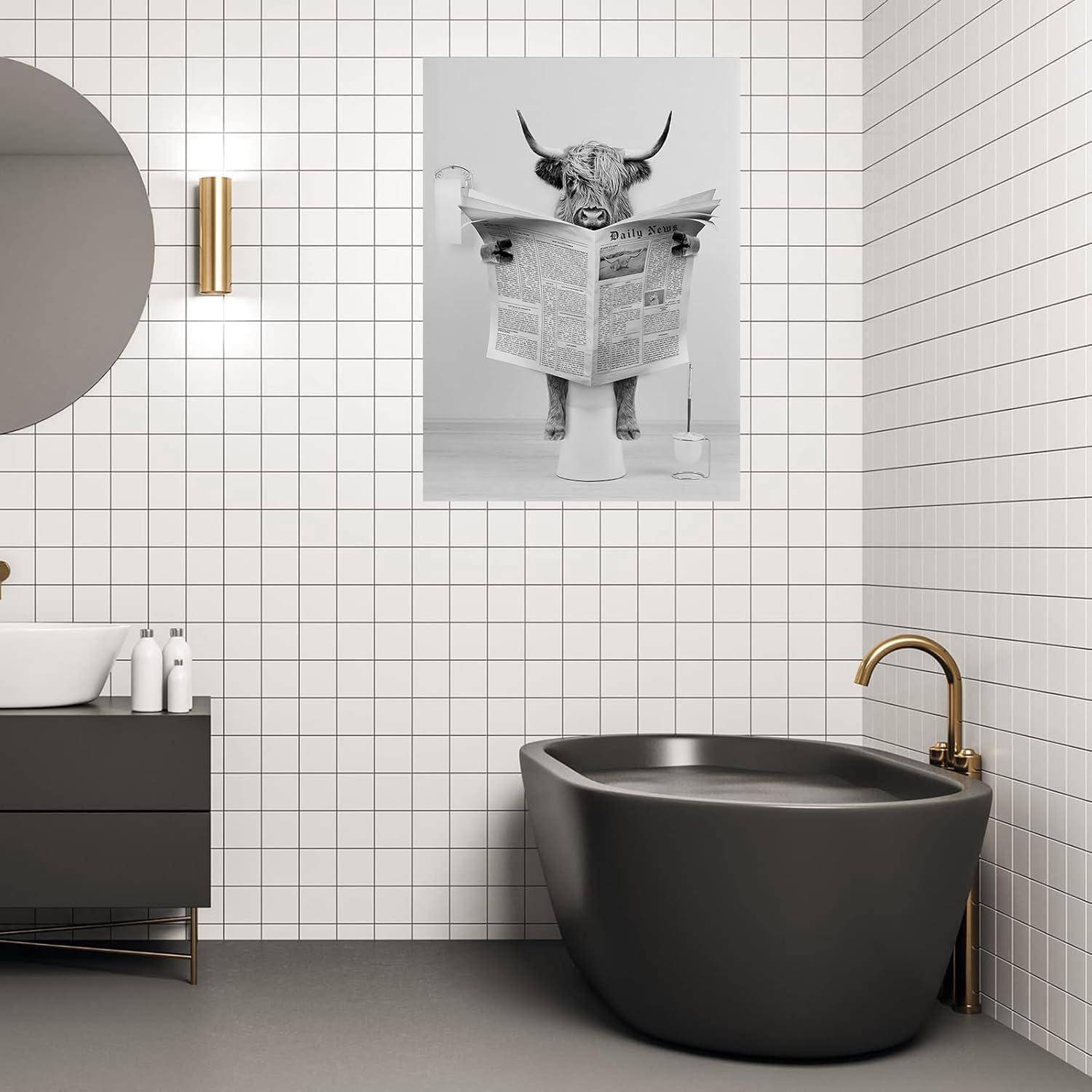 Ein modernes Badezimmer mit weißen Fliesen an den Wänden zeigt eine graue Badewanne, einen runden Spiegel und ein humorvolles Poster einer Kuh, die eine Zeitung liest.