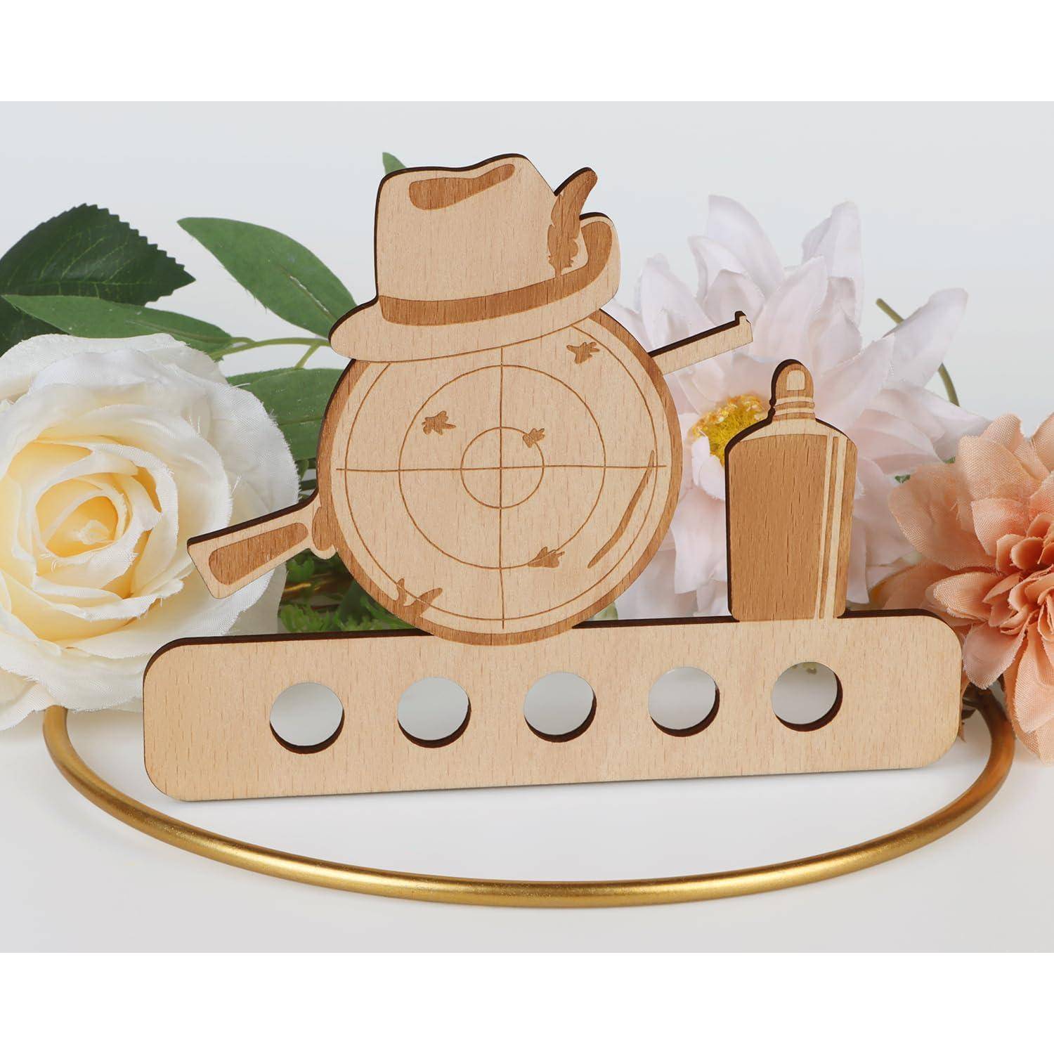 Ein Holzdekorationsstück, das einen Schneemann mit Hut und Stickärmeln zeigt, eingebettet zwischen Rosen und Pfingstrosen.