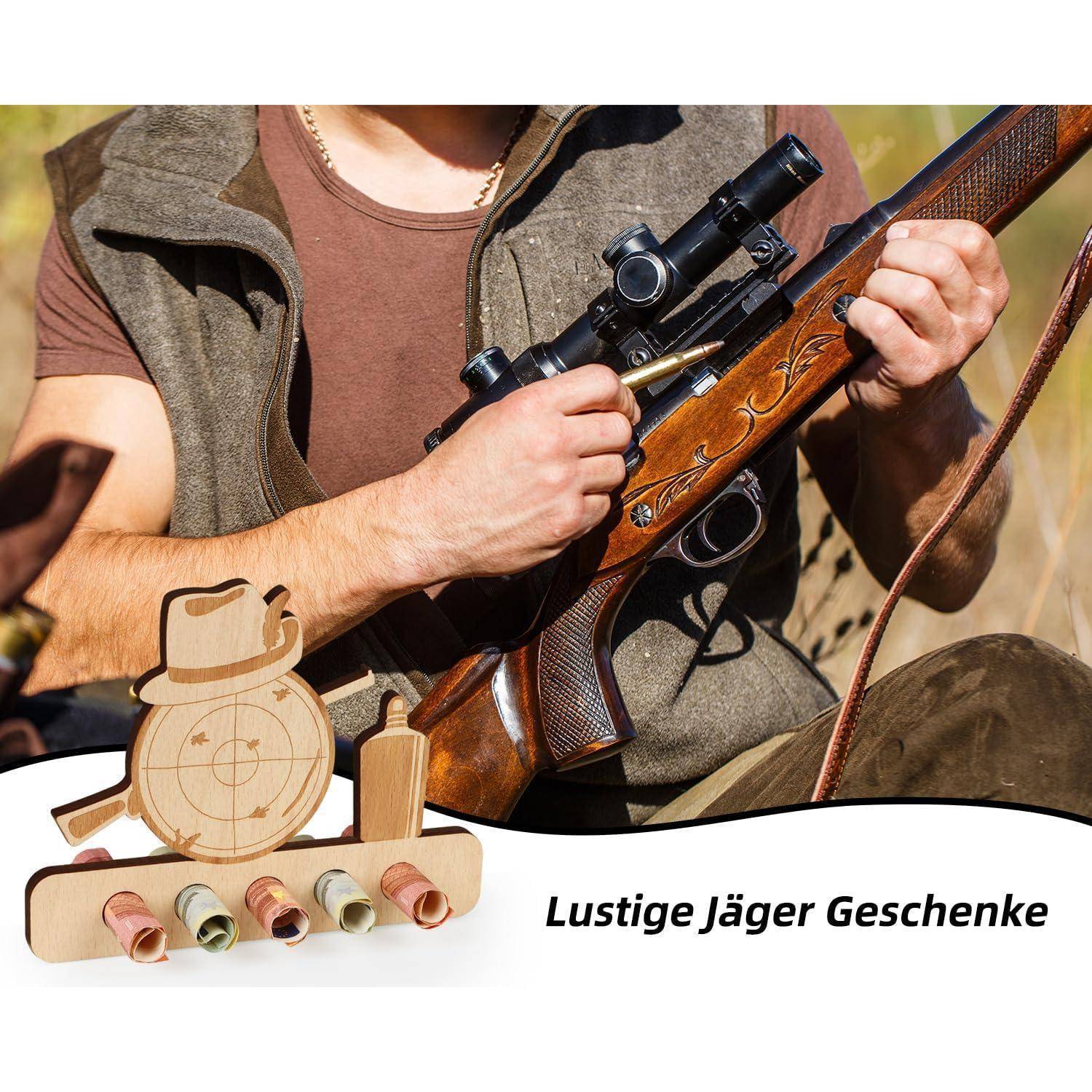 Eine Person hält draußen ein Jagdgewehr. Darunter befinden sich Dekorationsgegenstände, darunter eine Holz-Hutfigur. Text lautet: „Lustige Jäger Geschenke