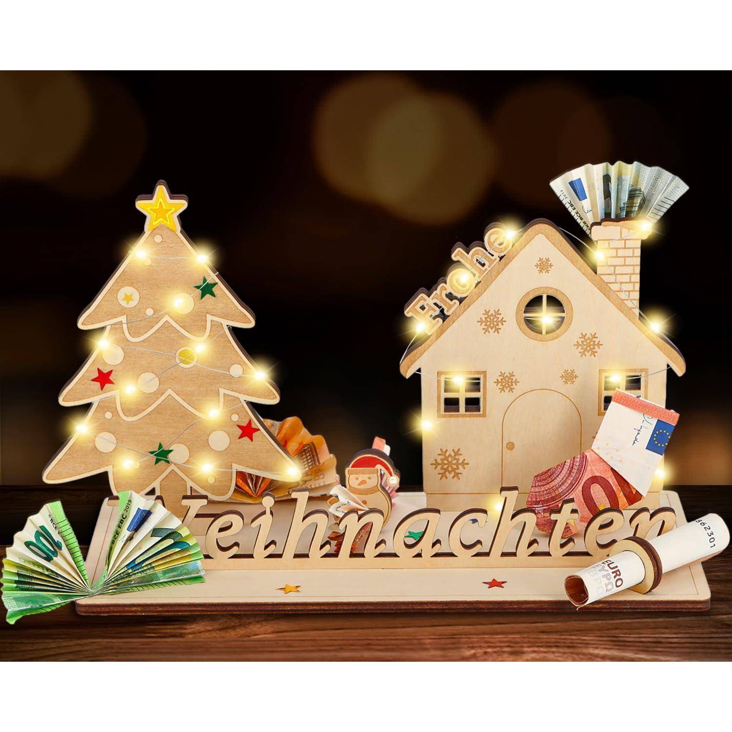 Eine Holz-Weihnachtsdekoration mit einer beleuchteten Tanne und einem Haus, auf der europäische Währung fächerartig ausgelegt ist.
