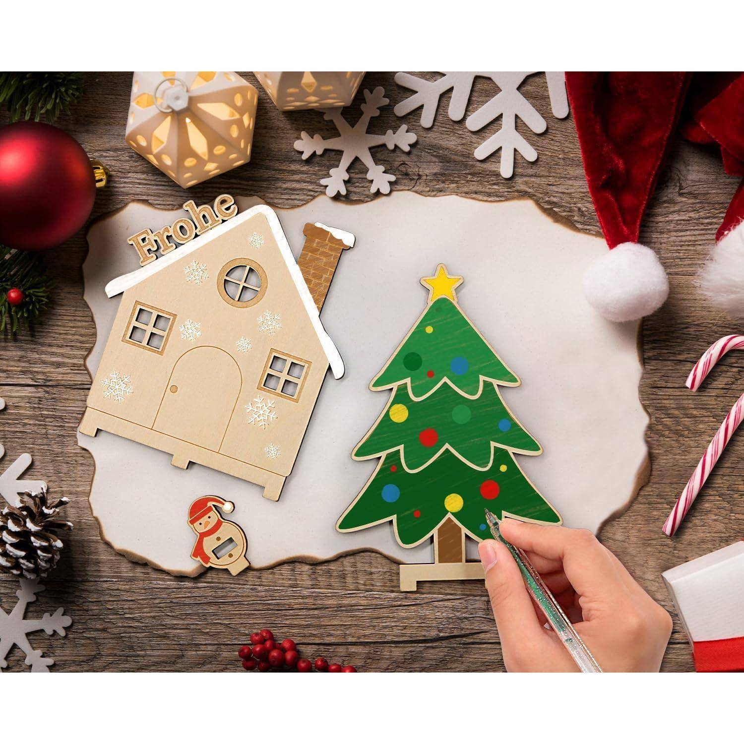 Eine Hand schreibt auf Pergament mit Ausschnitten eines Lebkuchenhauses, Weihnachtsbaums, Schneeflocken-Dekorationen und Zuckerstangen auf einer Holzoberfläche.