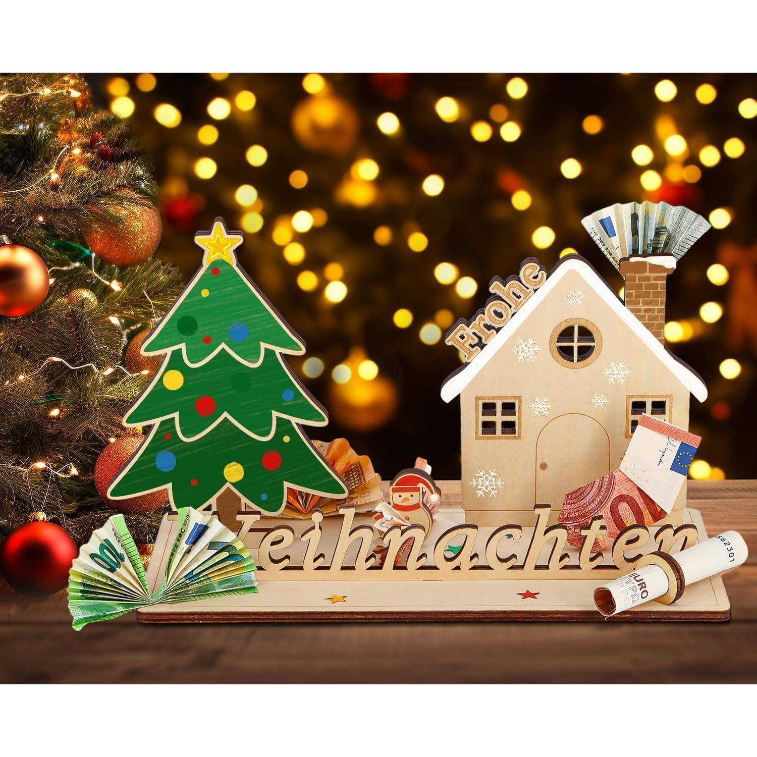 Eine festliche Darstellung mit einem geschmückten Weihnachtsbaum, einem Miniaturhaus mit der Aufschrift ‚Frohe Weihnachten', umgeben von Geldwedeln und einer Weihnachtsmannfigur.