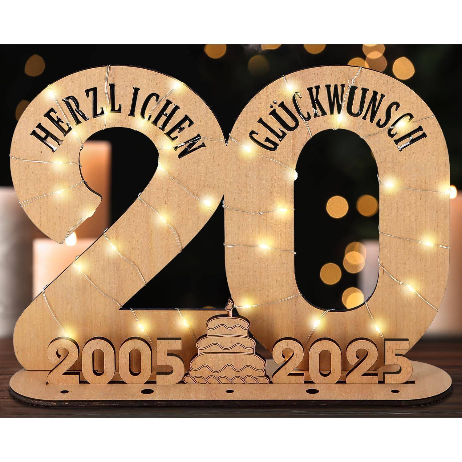 Holzschild mit der Zahl '20' und Lichterketten, auf dem 