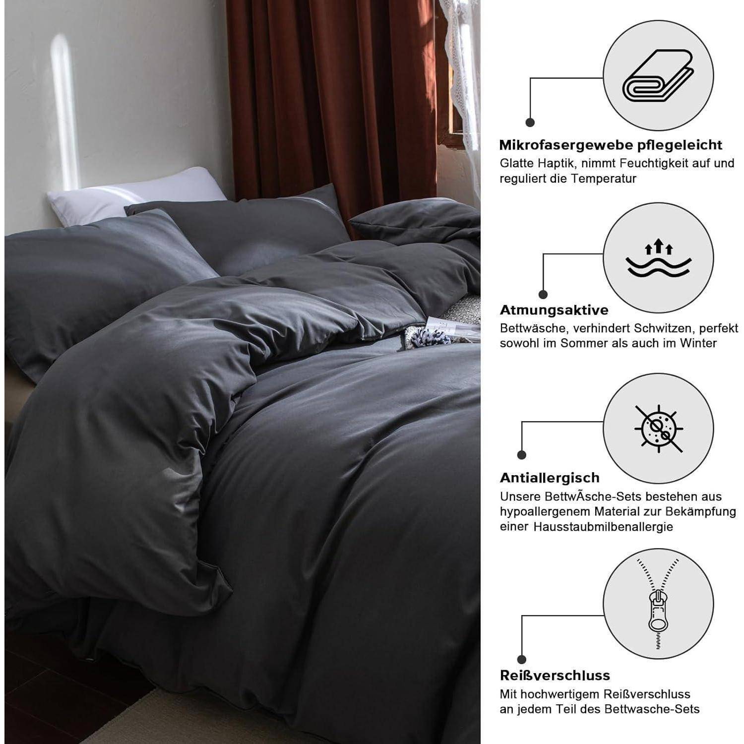 Ein Bett mit dunkler Bettwäsche steht in einem sonnendurchfluteten Raum. Eine Infografik daneben hebt Merkmale hervor: „Mikrofaser, luftdurchlässig im Sommer, allergiefreundlich, mit Reißverschluss