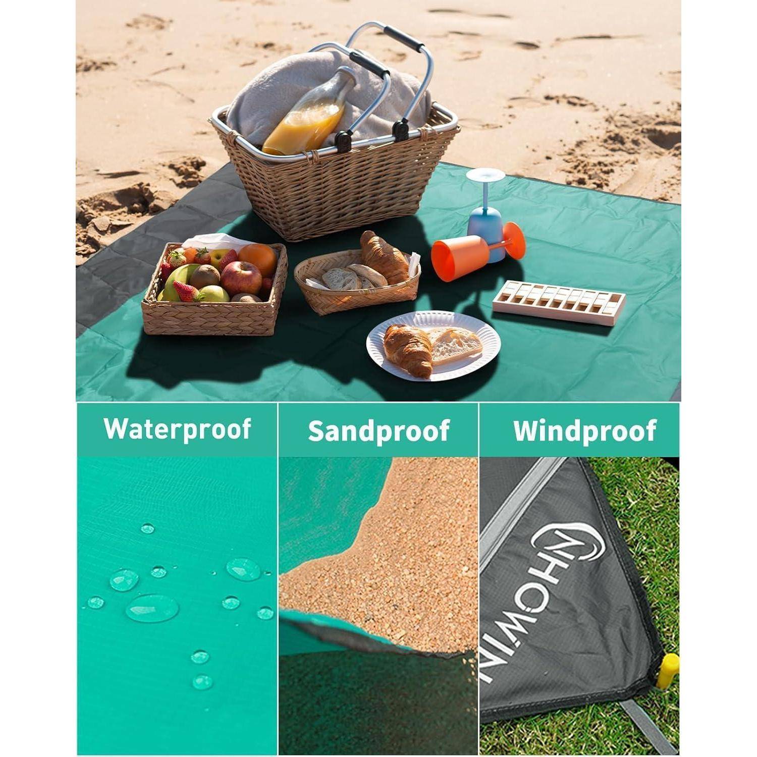 Ein Picknick-Setup auf einer Decke am Strand. Unten werden die Eigenschaften der Decke hervorgehoben: ‚Wasserdicht', ‚Sandfest', ‚Windgeschützt'.