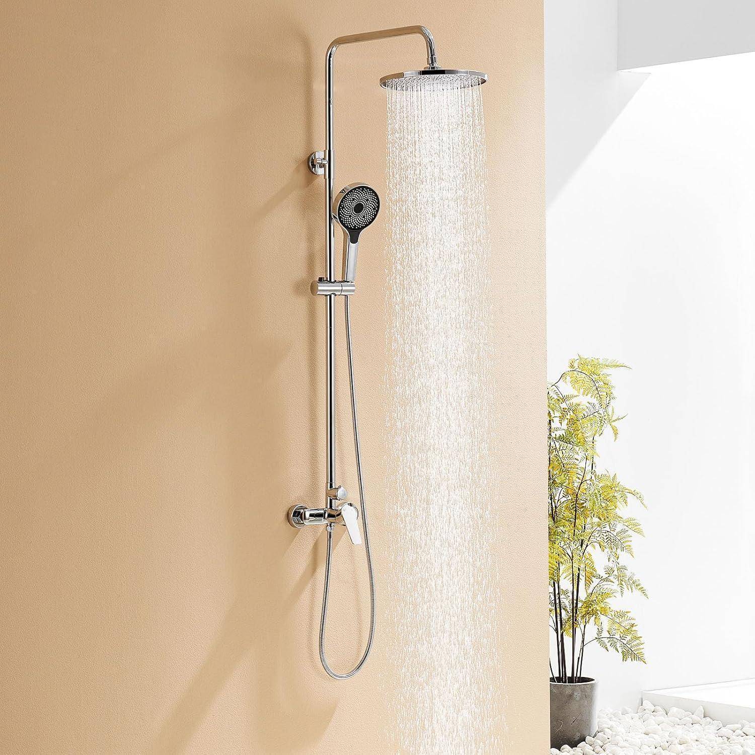 Ein modernes Duschsystem an einer beigen Wand, mit Wasser, das aus dem runden Deckenbrausen fließt. Ein Handbrause ist darunter angebracht.