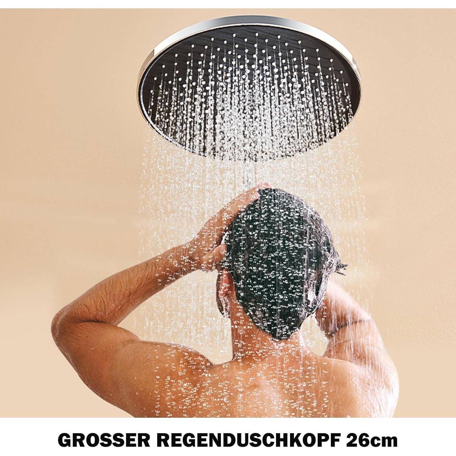 Eine Person duscht unter einem großen Regenduschkopf; das Wasser strömt nach unten. Text lautet 'GROSSER REGENDUSCHKOPF 26cm'.