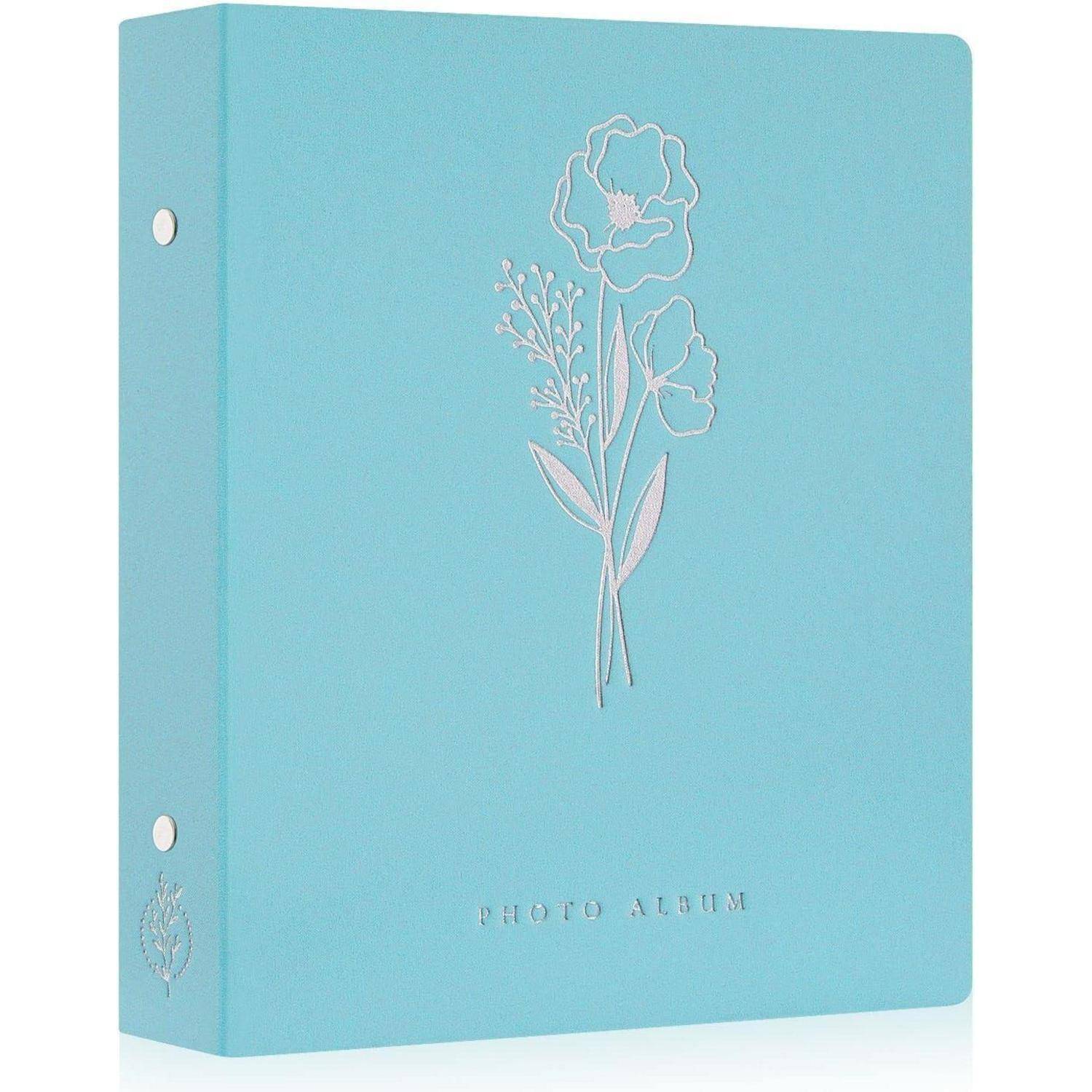 Ein blaues Fotoalbum mit geprägtem Blumendesign auf dem Einband.