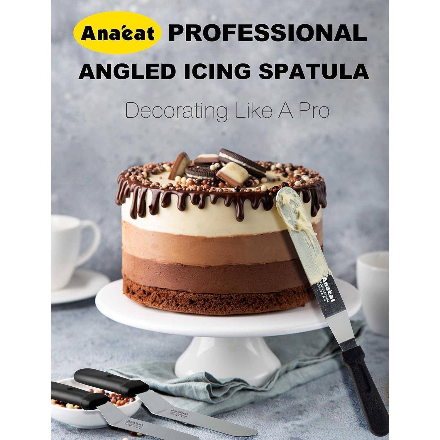 Eine dreistöckige Schokoladentorte auf einem Ständer mit tropfender Schokoladenglasur und Toppings. Zwei Spatel sind daneben platziert. Text lautet: 'Anaëat Professional Angled Icing Spatula - Dekorieren wie ein Profi'.