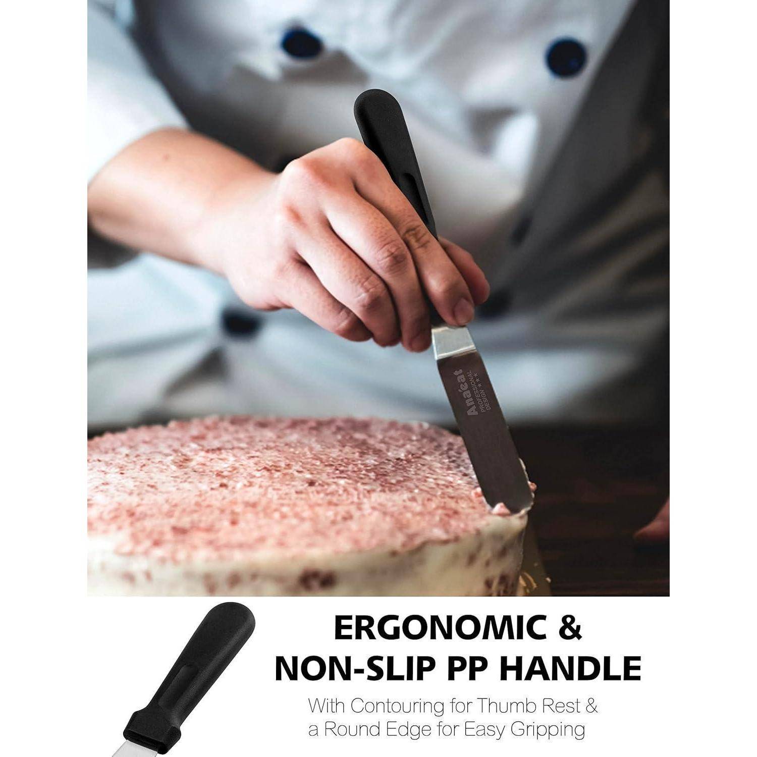 Eine Person hält ein Messer mit einem ergonomischen, rutschfesten Griff, während sie eine runde Torte schneidet. Text lautet: 'Ergonomischer & rutschfester PP-Griff'.