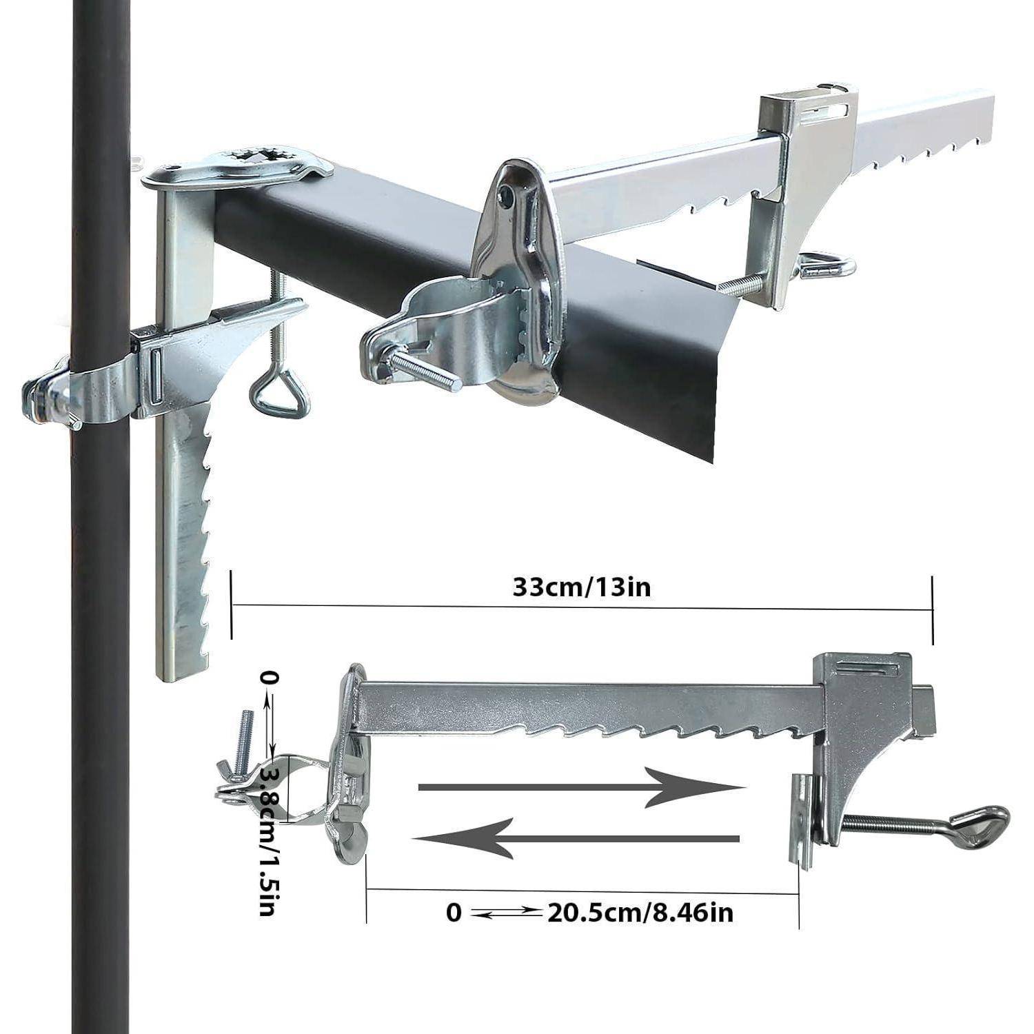 Verstellbare Metallhalterung mit gezackten Armen, befestigt an einem vertikalen Pfahl. Zeigt Messungen an: 33 cm/13 Zoll, 20,5 cm/8,46 Zoll und 8 cm/3,15 Zoll.