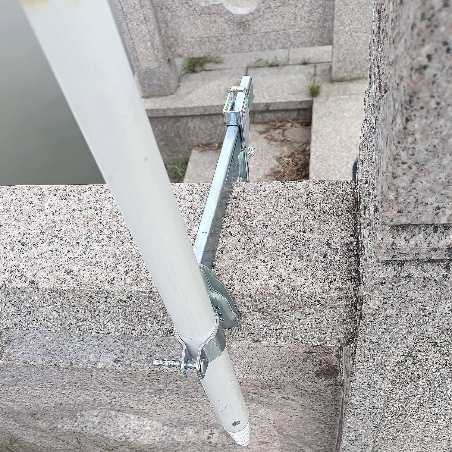 Ein weißer Pfahl ist mit einer Metallhalterung sicher an einer Steinmauer befestigt. Die Mauer scheint Teil eines Geländers an einem Ufer zu sein.