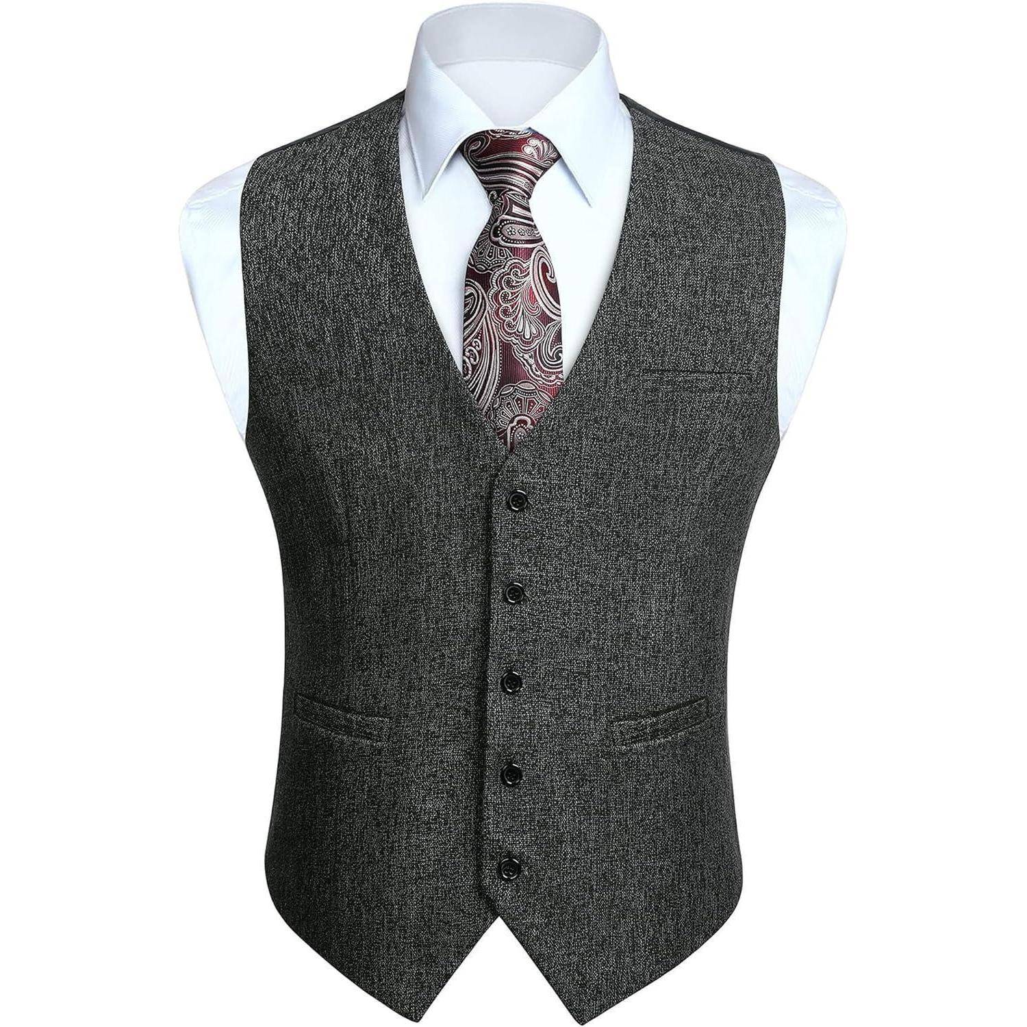 Eine graue Tweed-Weste über einem weißen Hemd mit einer paisleymusterten Krawatte, die eine formelle Kleidung passend für Geschäfts- oder offizielle Anlässe zeigt.