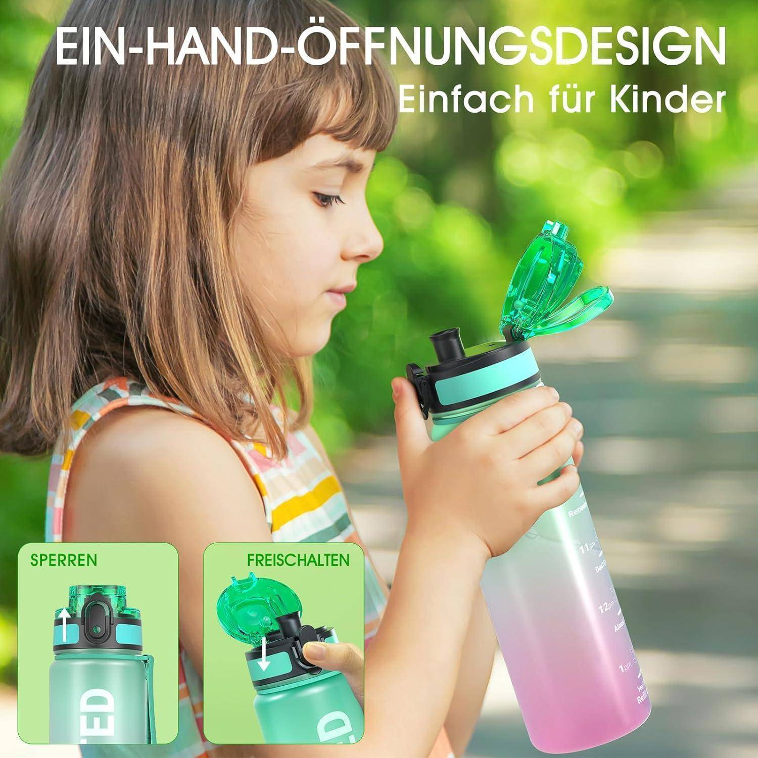 Kleines Kind, das eine rosa und grüne Wasserflasche mit einem Deckel hält, der für das Öffnen mit einer Hand konzipiert ist und als kindgerecht hervorgehoben wird.