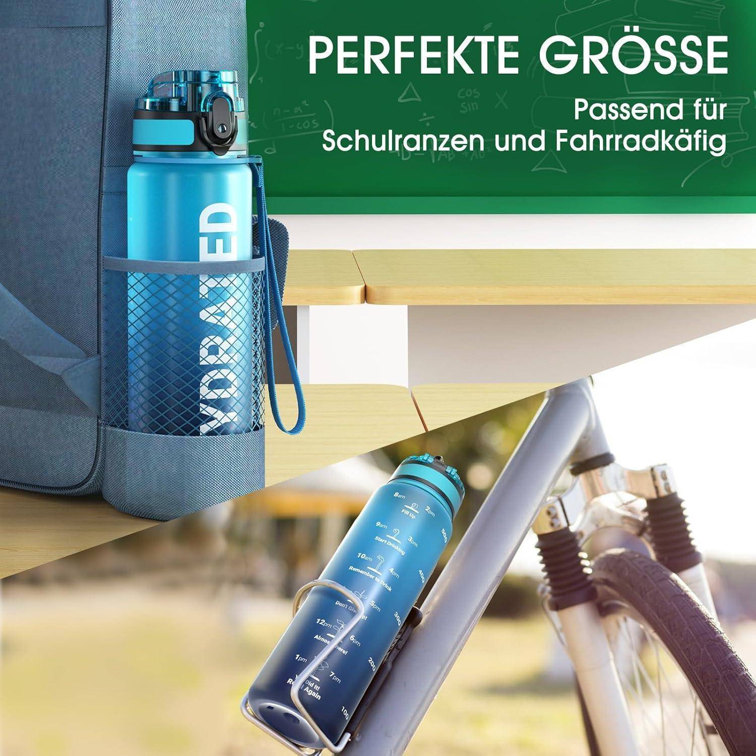 Eine blaue Wasserflasche in einem Netzfach eines Rucksacks und eine weitere Flasche an einem Fahrrad befestigt. Text lautet: 'PERFEKTE GRÖSSE Passend für Schulranzen und Fahrradträger.