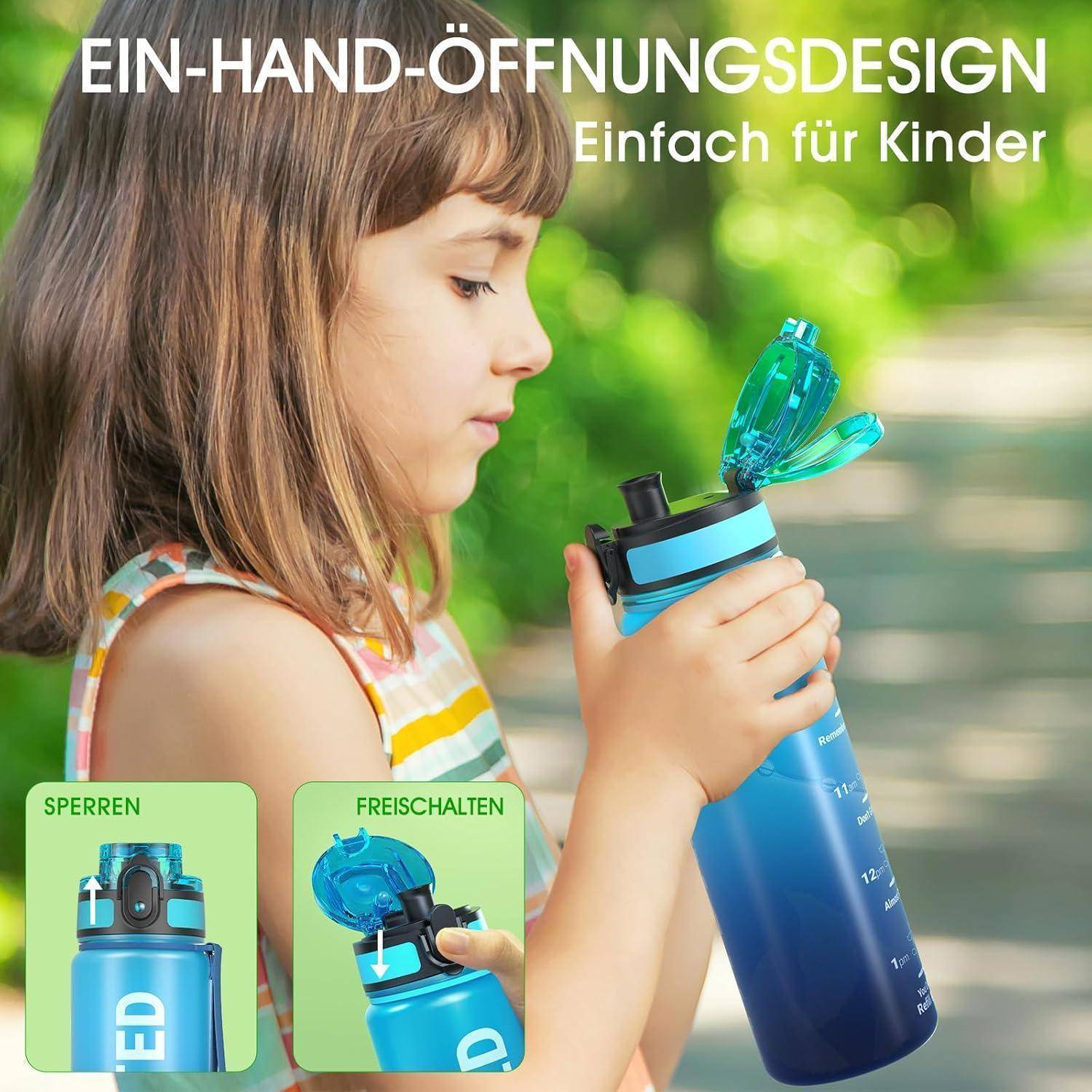 Ein Kind in einem gestreiften Shirt trinkt aus einer blauen Wasserflasche mit Klappdeckel. Der deutsche Text lautet: 'Ein-Hand-Öffnungsdesign - Einfach für Kinder'.