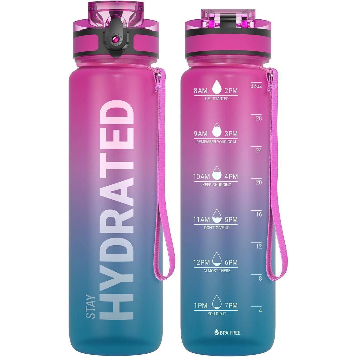 Zwei Wasserflaschen mit Farbverlauf in Rosa und Blau mit motivierenden Zeitmarkierungen wie ‚9 Uhr Erinnere dich an dein Ziel' und ‚11 Uhr Mach weiter'.