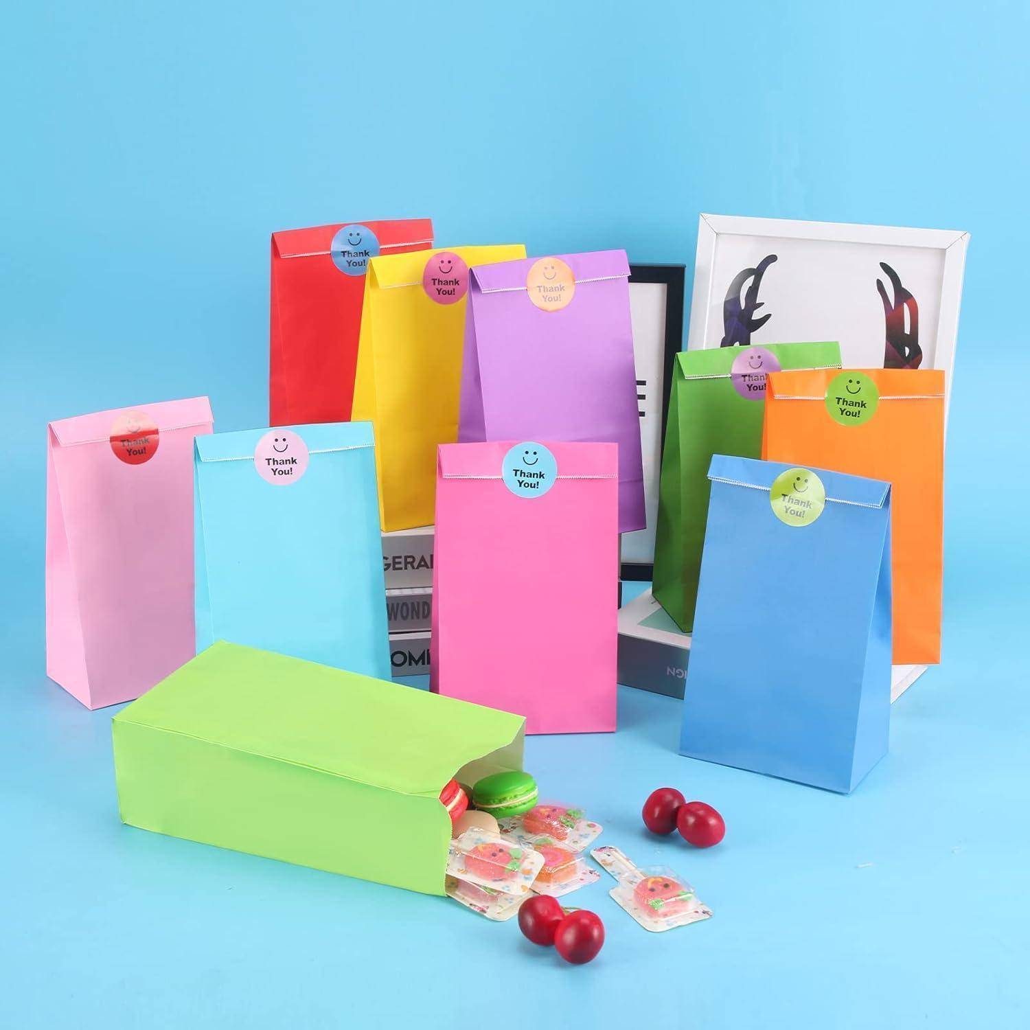 Bunte Geschenktüten sind in einer Reihe angeordnet, jede mit einem Aufkleber versehen, der 