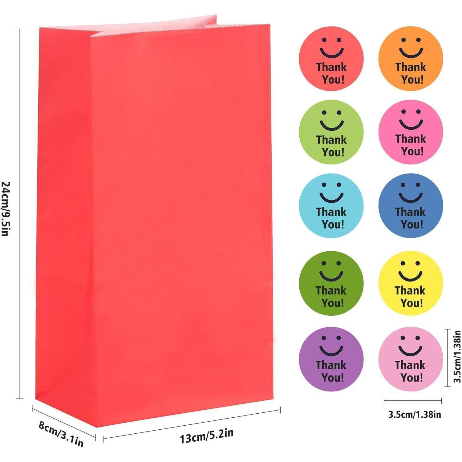 Eine rote Papiertüte mit beschrifteten Abmessungen von 24 cm x 13 cm x 8 cm. Rechts daneben bunte Sticker mit Smiley-Gesichtern, auf denen 