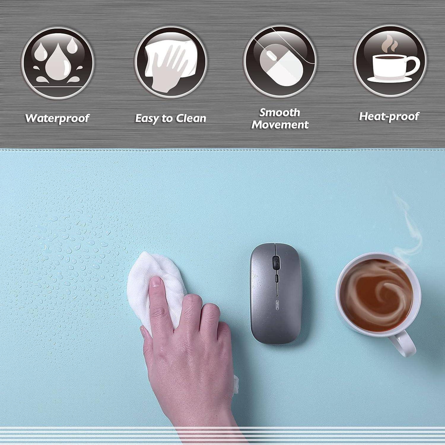 Eine Hand wischt Wasser von einem Tisch neben einer Computermaus und einer dampfenden Kaffeetasse. Symbole zeigen ‚Wasserdicht', ‚Leicht zu reinigen', ‚Gleichmäßige Bewegung' und ‚Hitzebeständig'.